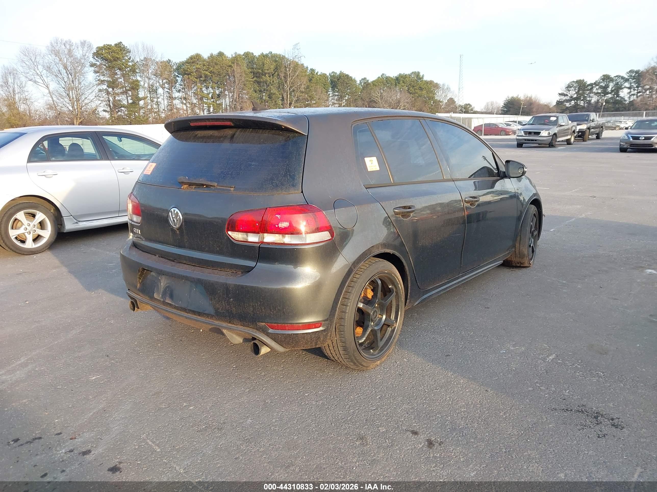 VOLKSWAGEN GTI image 4