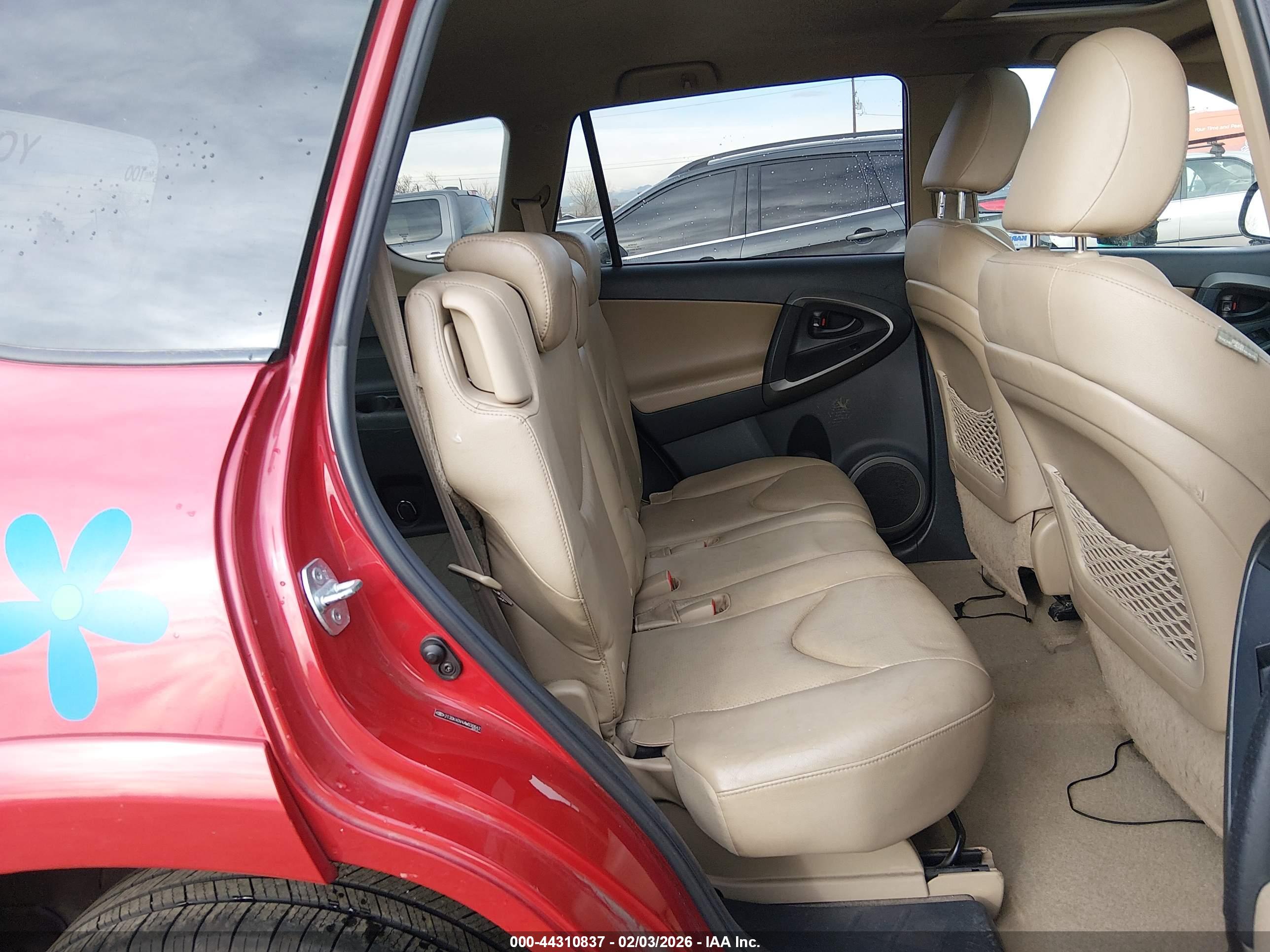 TOYOTA RAV4 image 8