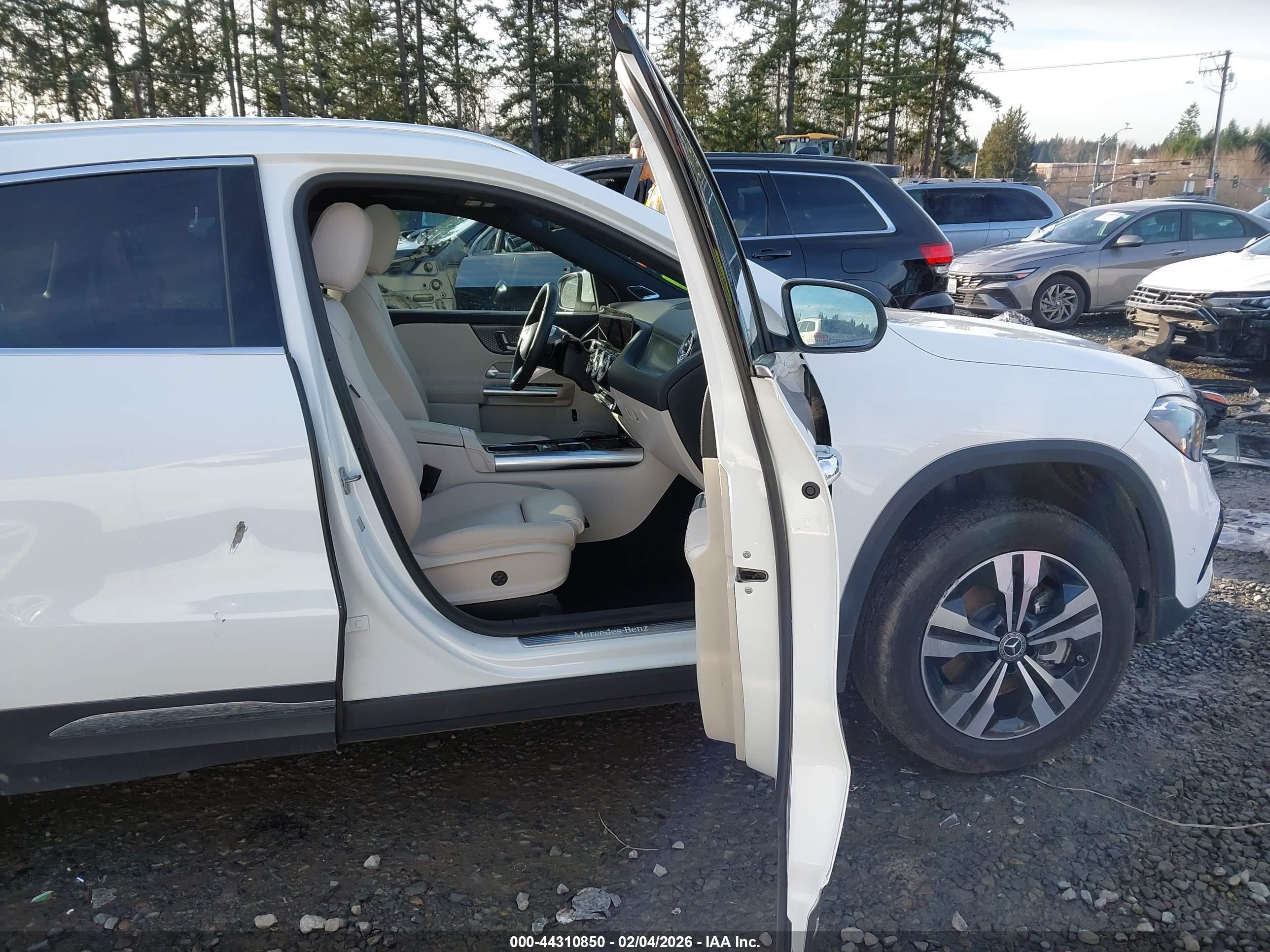 MERCEDES-BENZ GLA image 5