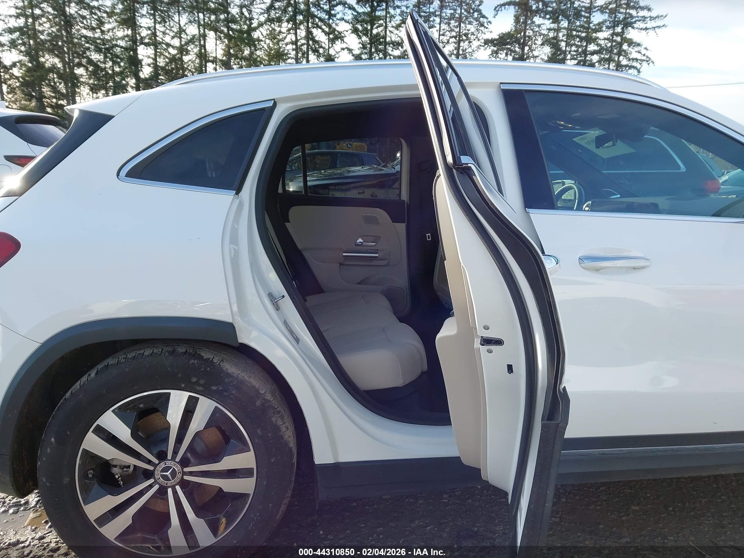 MERCEDES-BENZ GLA image 8