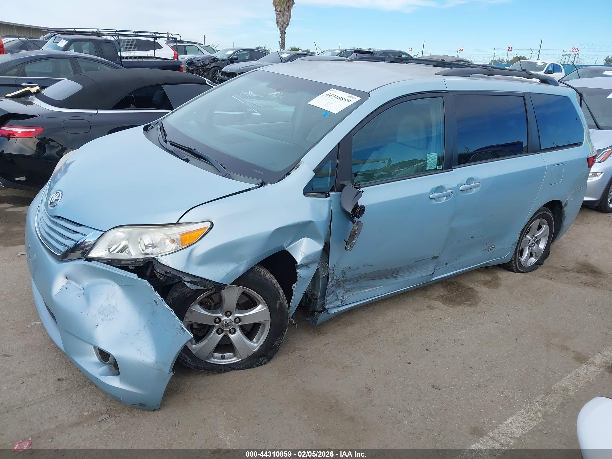 TOYOTA SIENNA image 2
