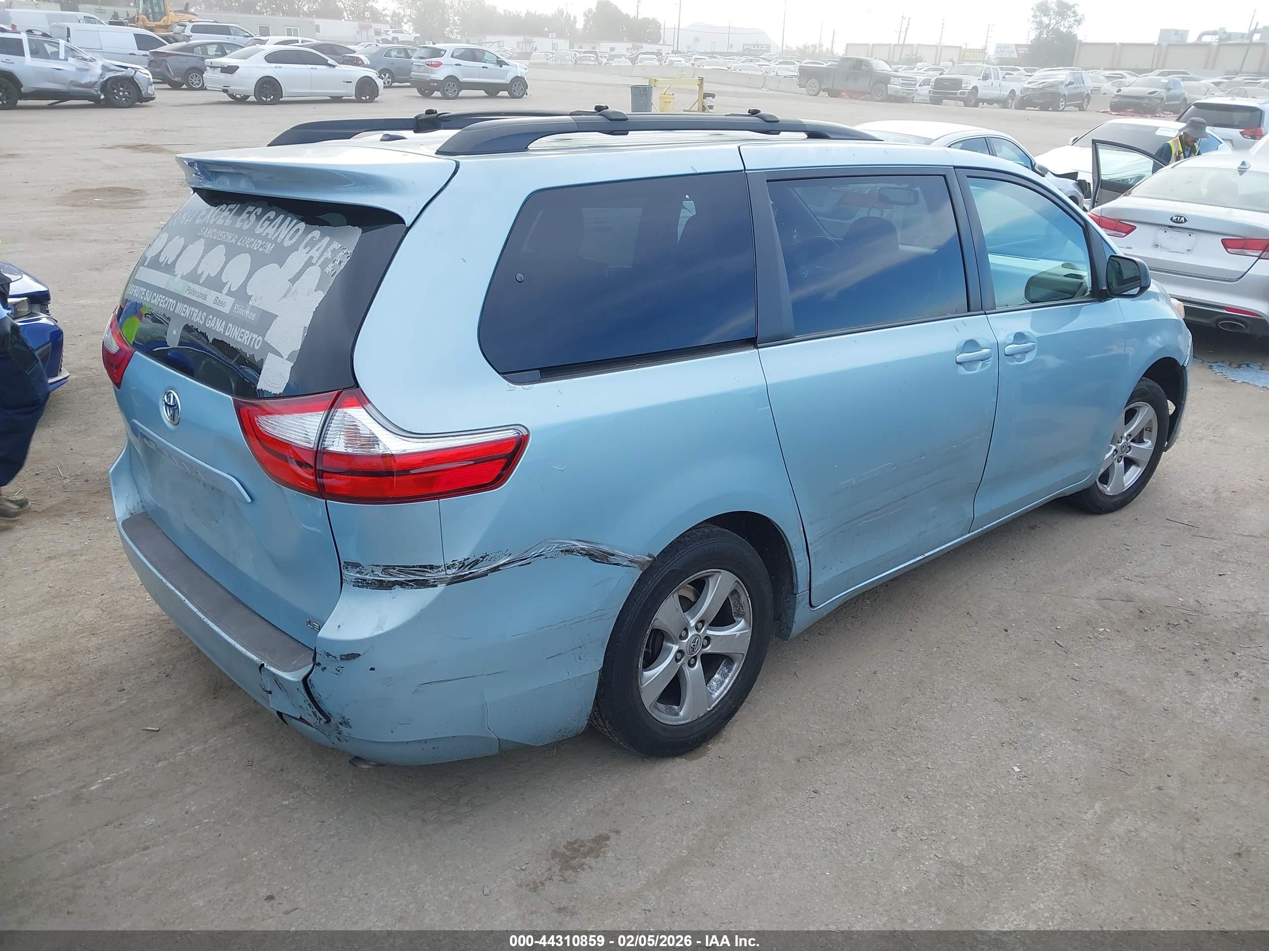 TOYOTA SIENNA image 4