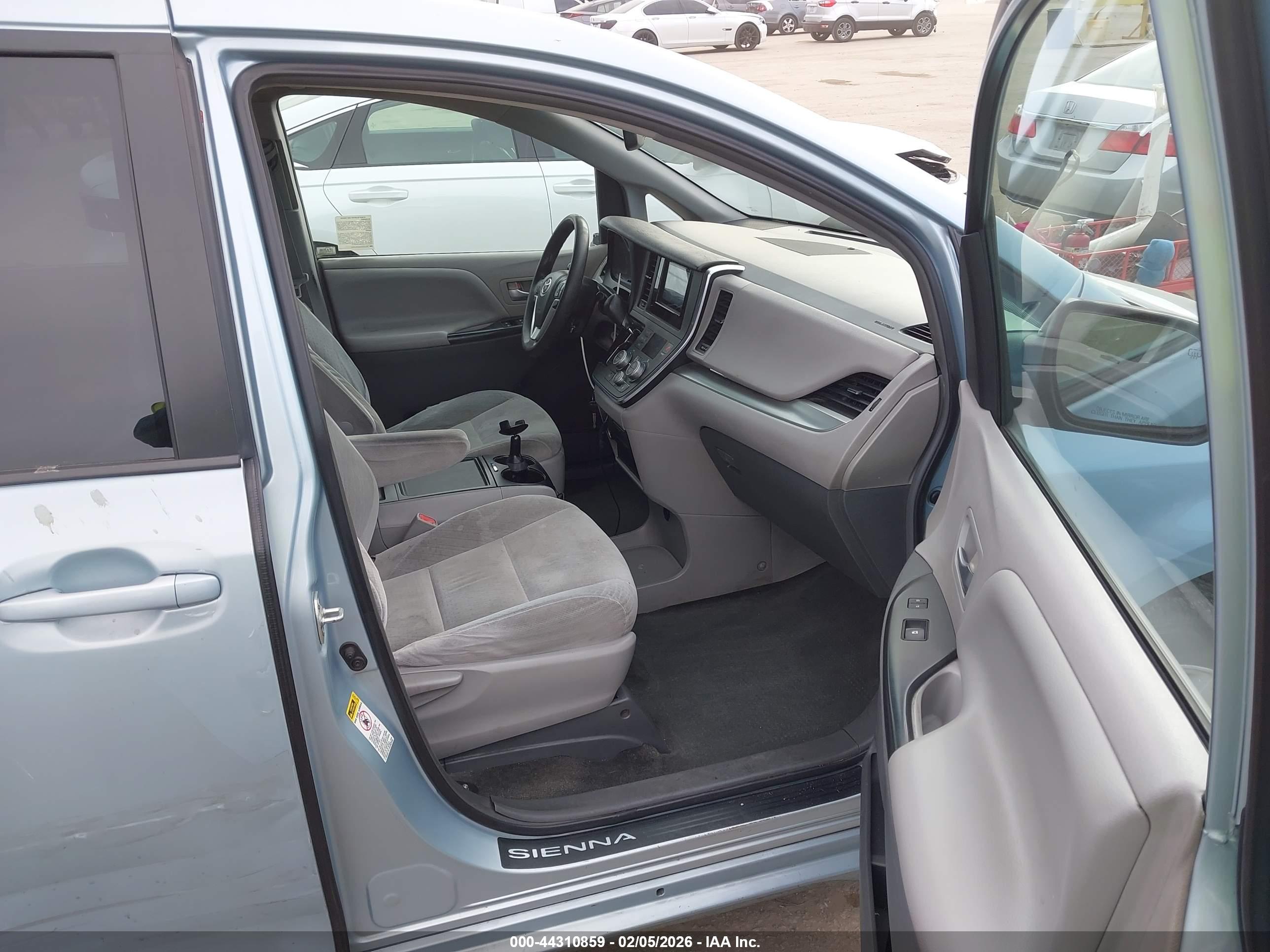 TOYOTA SIENNA image 5