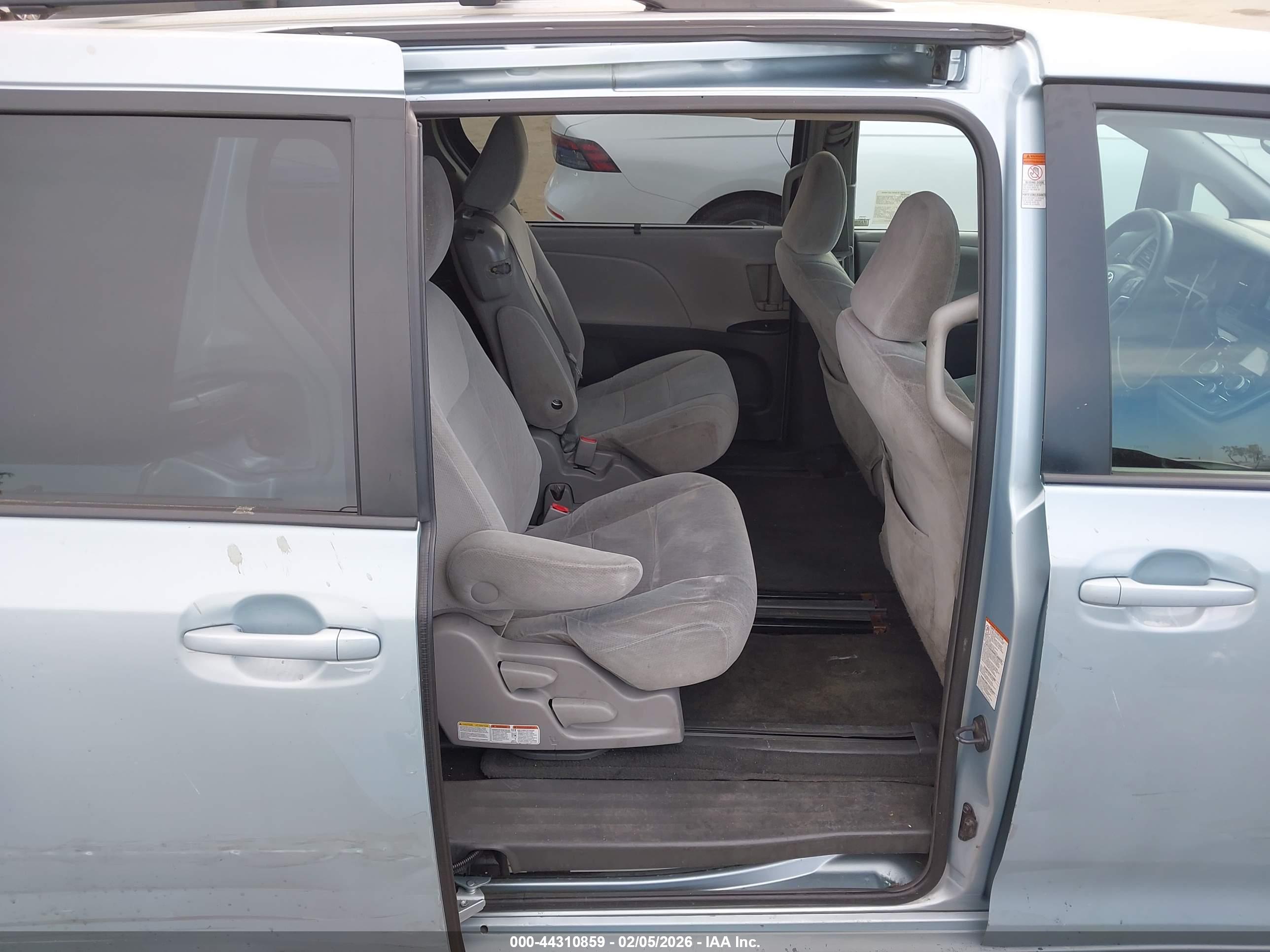TOYOTA SIENNA image 8