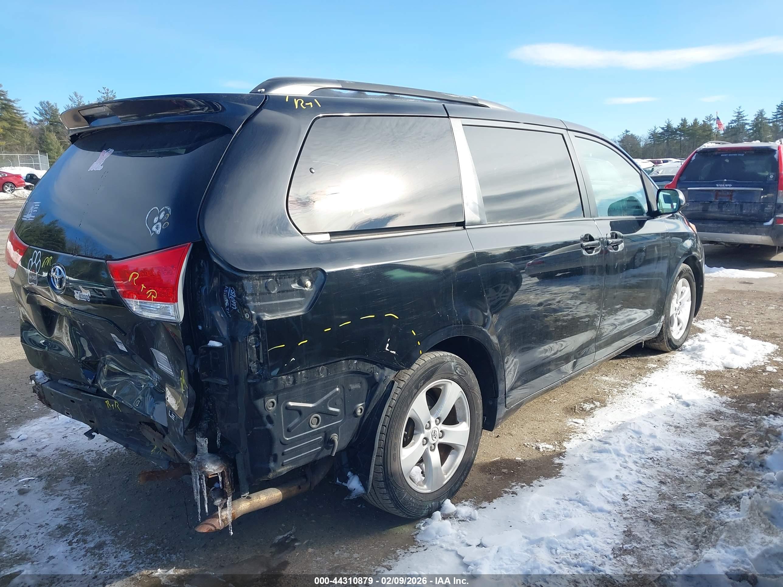 TOYOTA SIENNA image 4