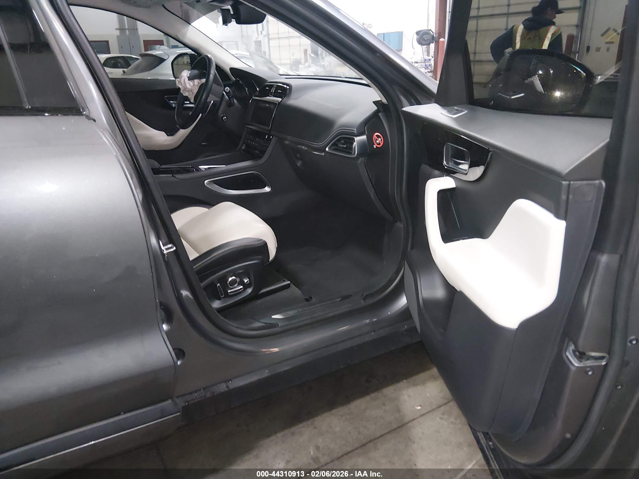 JAGUAR F-PACE image 5