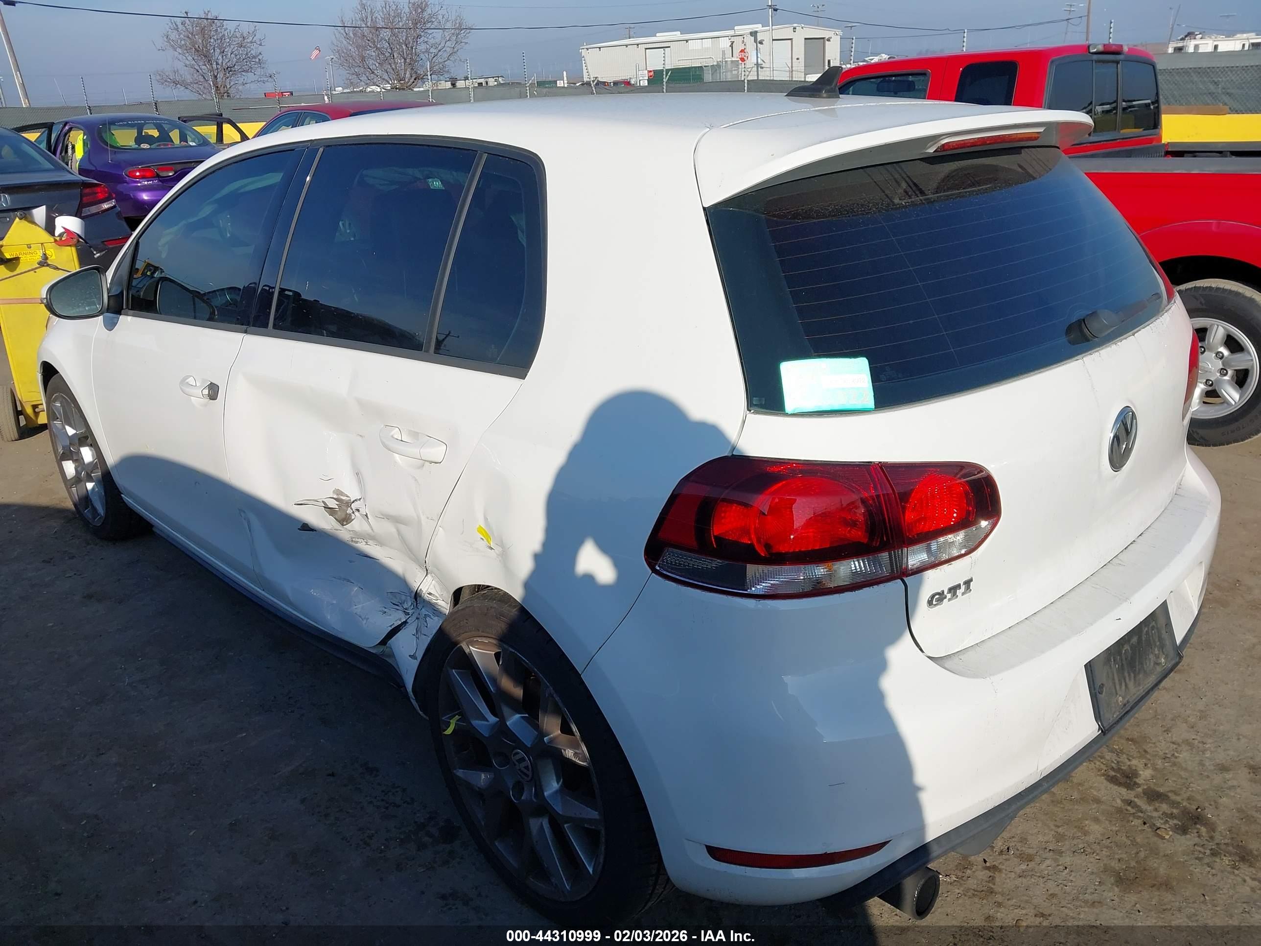 VOLKSWAGEN GTI image 3