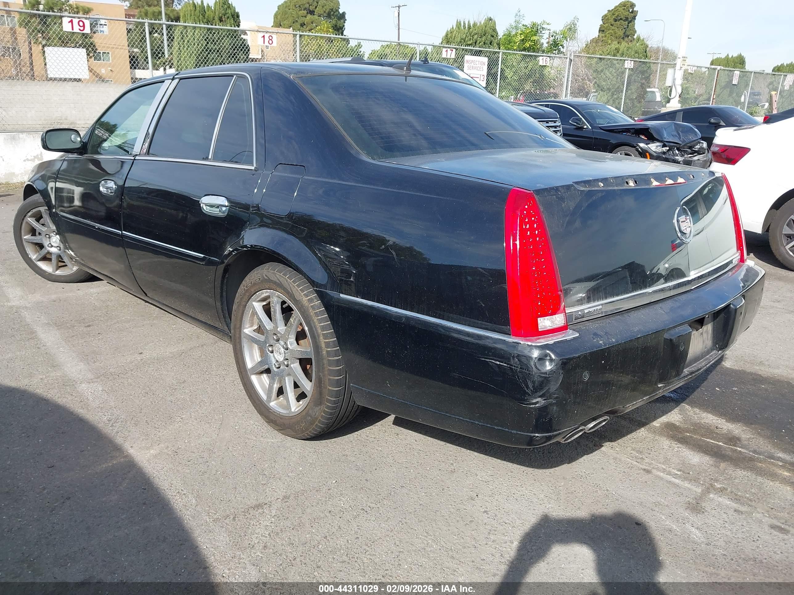 CADILLAC DTS image 3