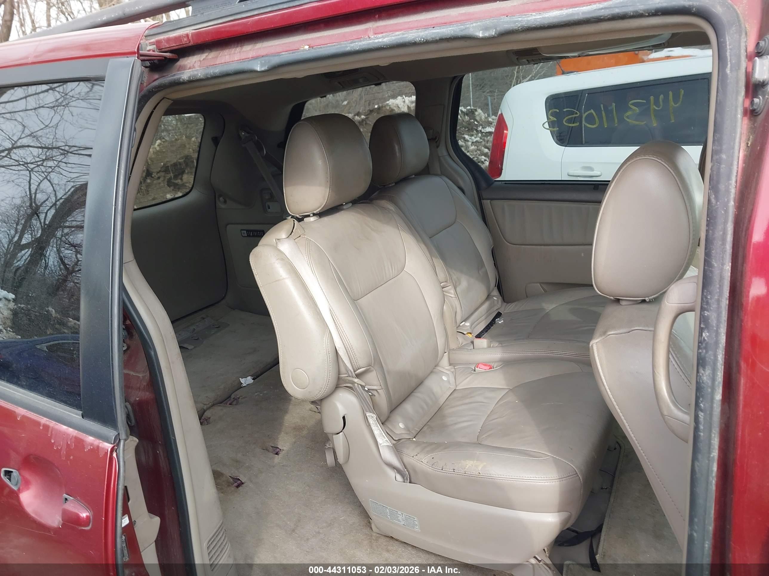 TOYOTA SIENNA image 8
