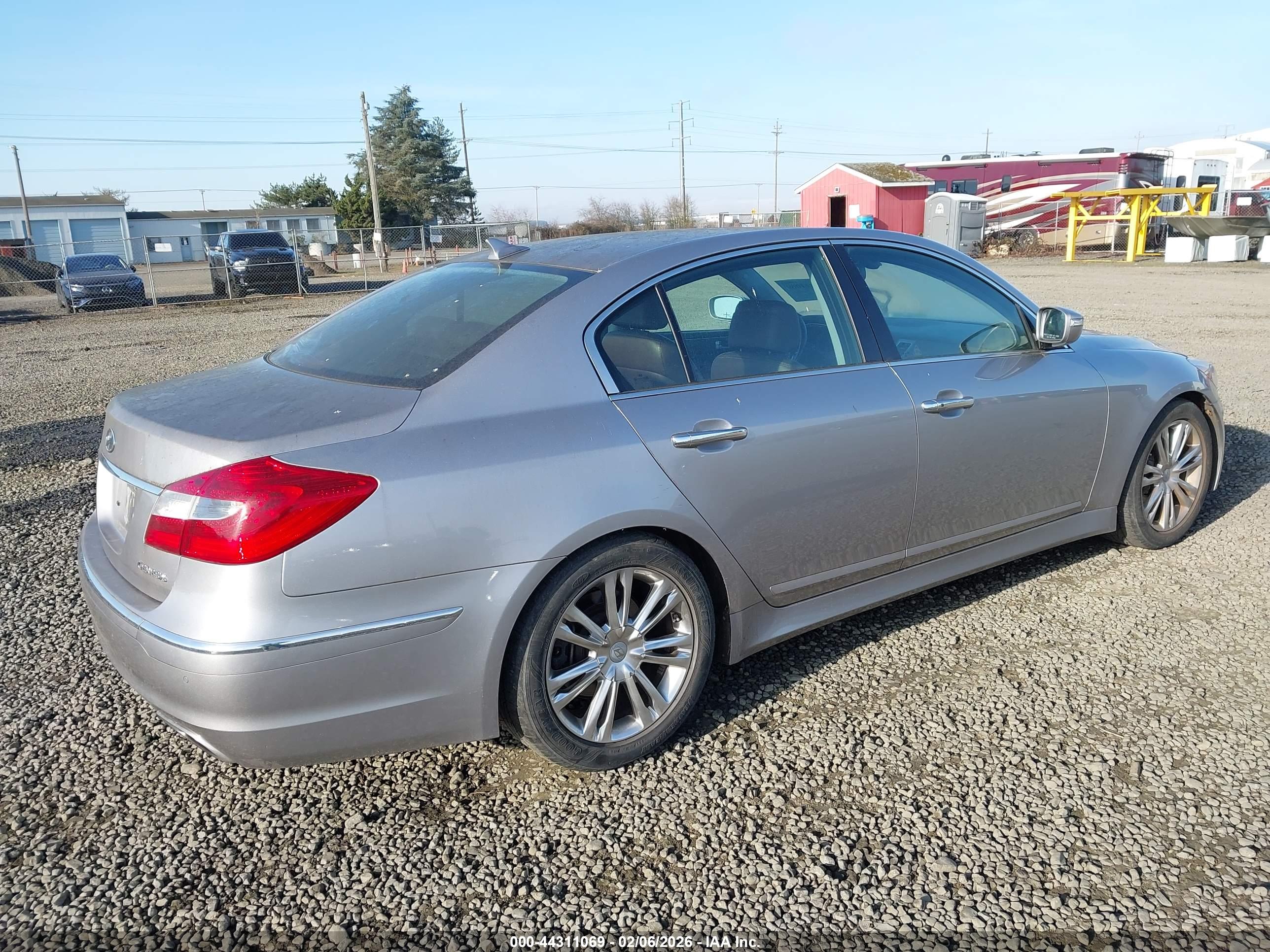 HYUNDAI GENESIS image 4