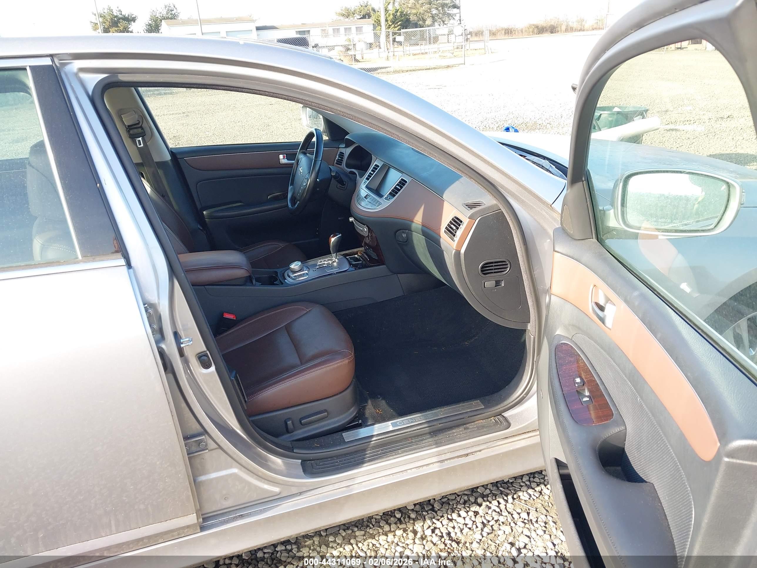 HYUNDAI GENESIS image 5