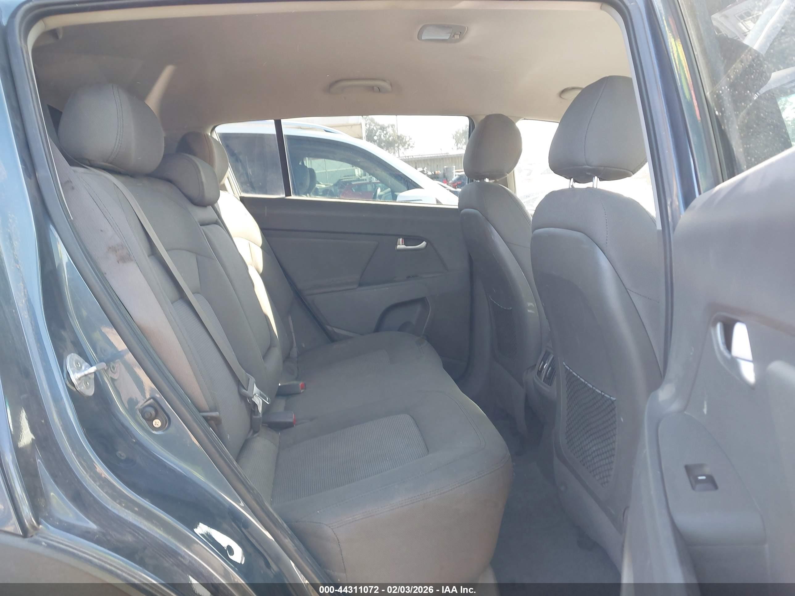 KIA SPORTAGE image 8