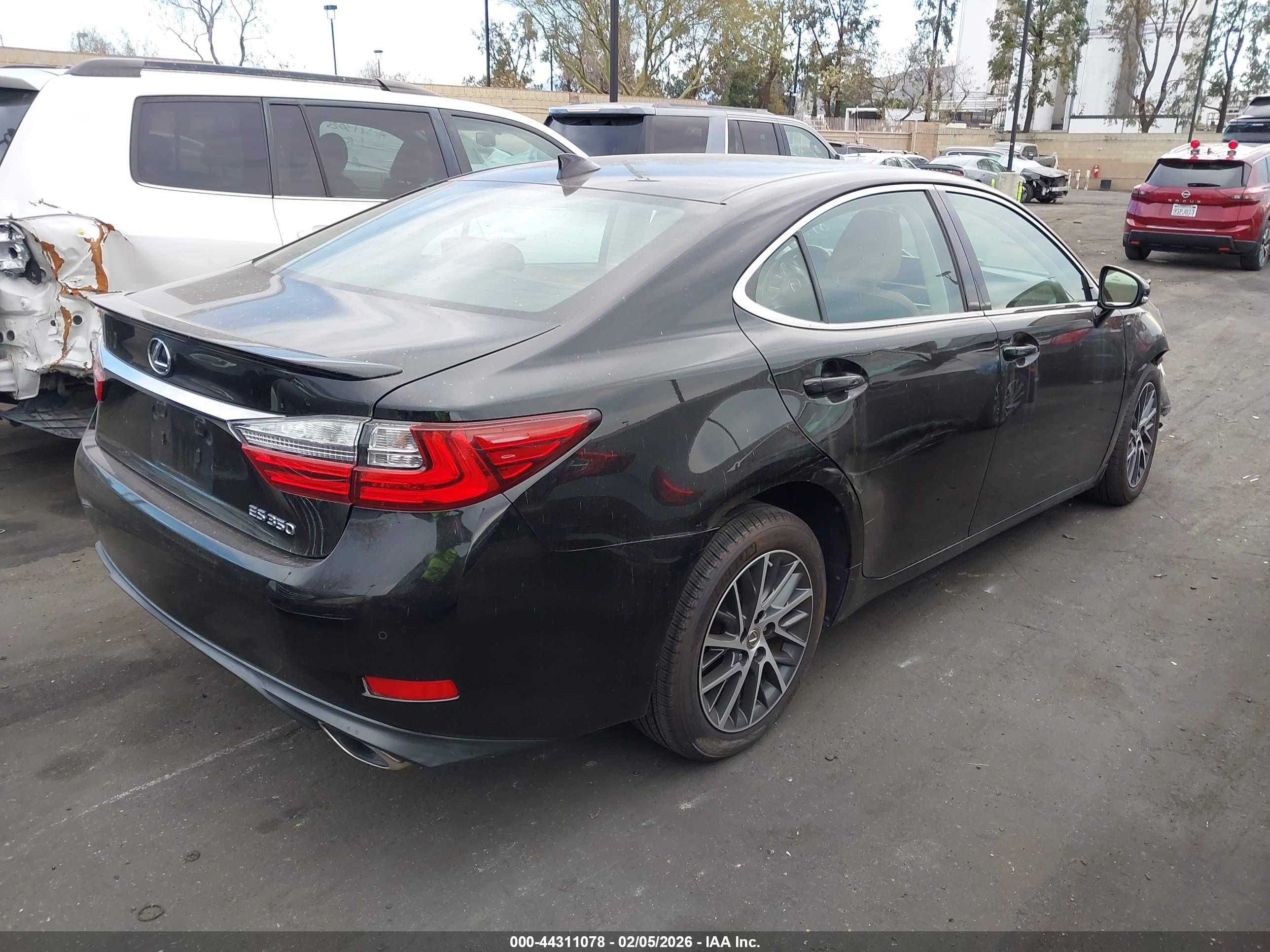 LEXUS ES image 4