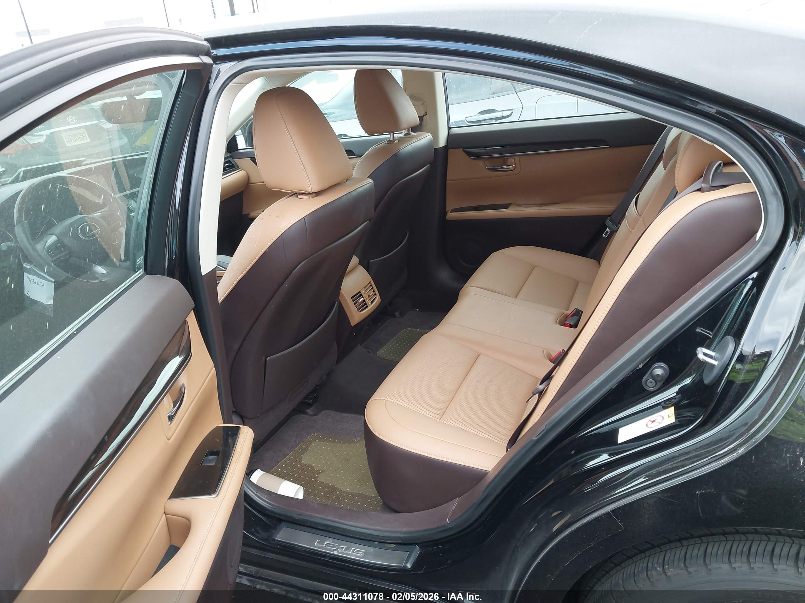 LEXUS ES image 8
