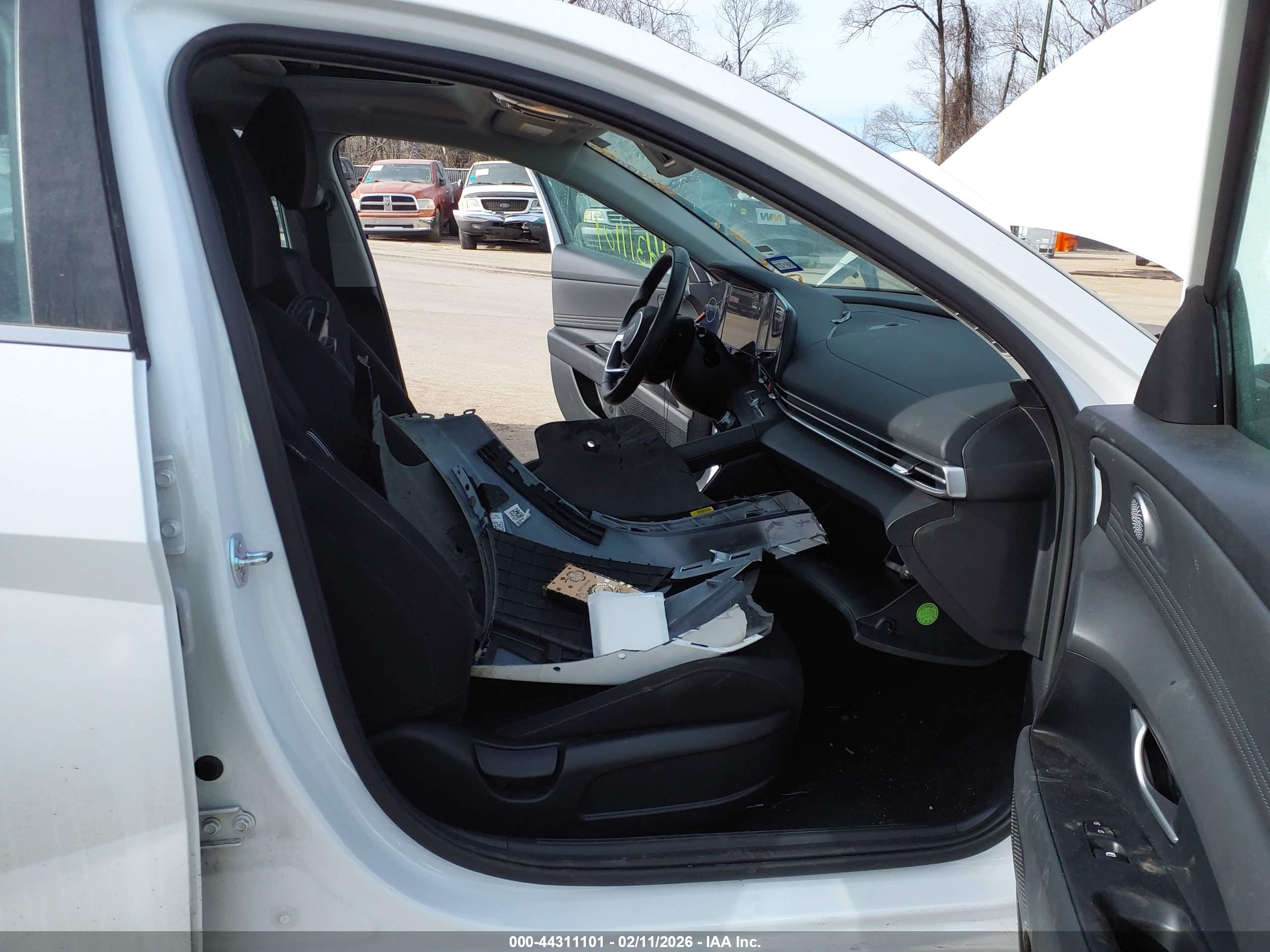 HYUNDAI ELANTRA image 5