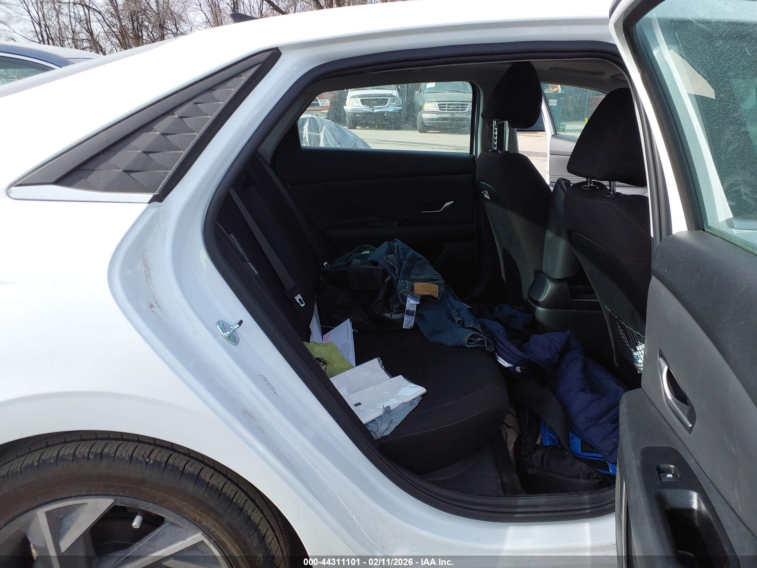 HYUNDAI ELANTRA image 8