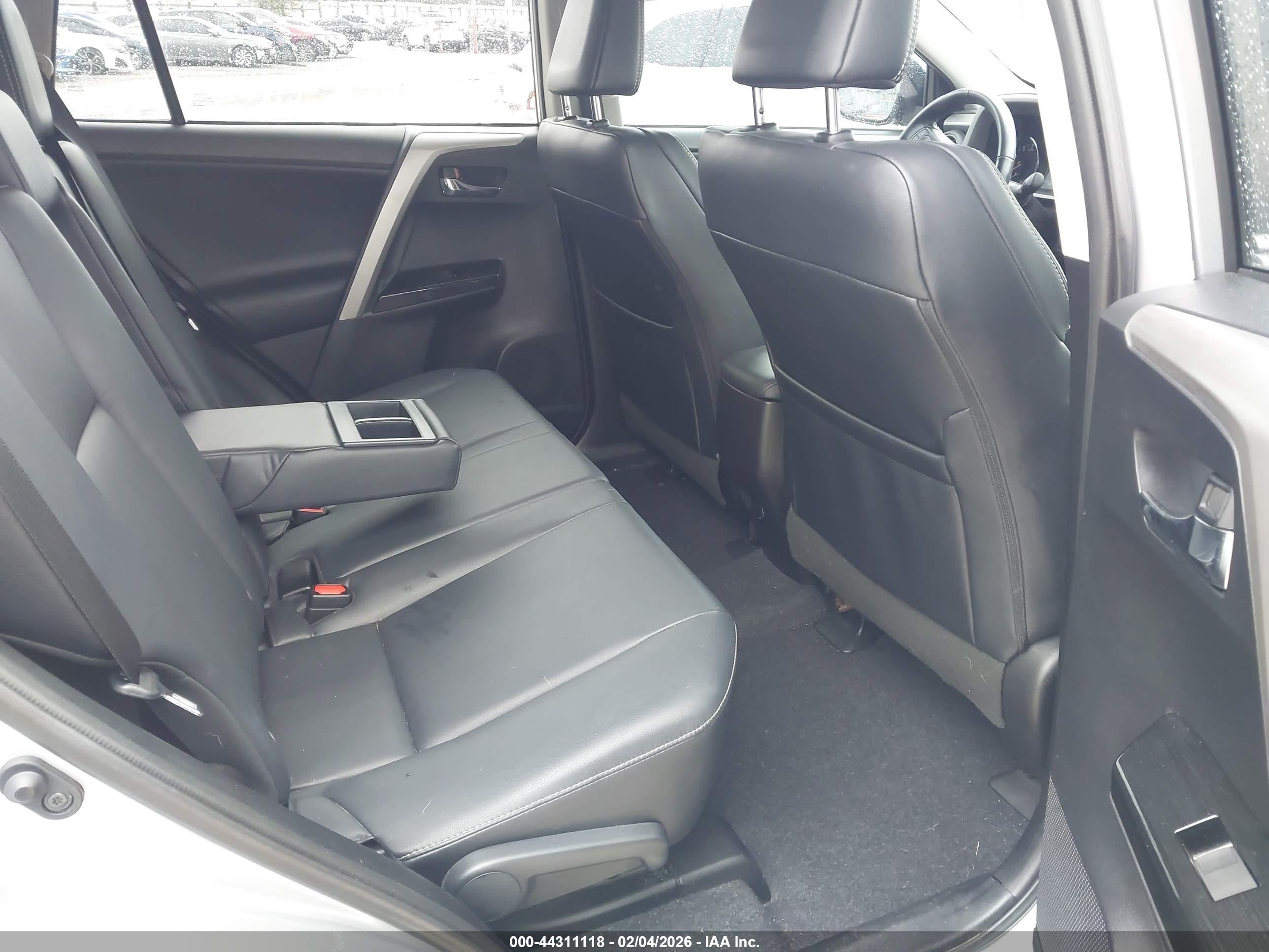 TOYOTA RAV4 image 8