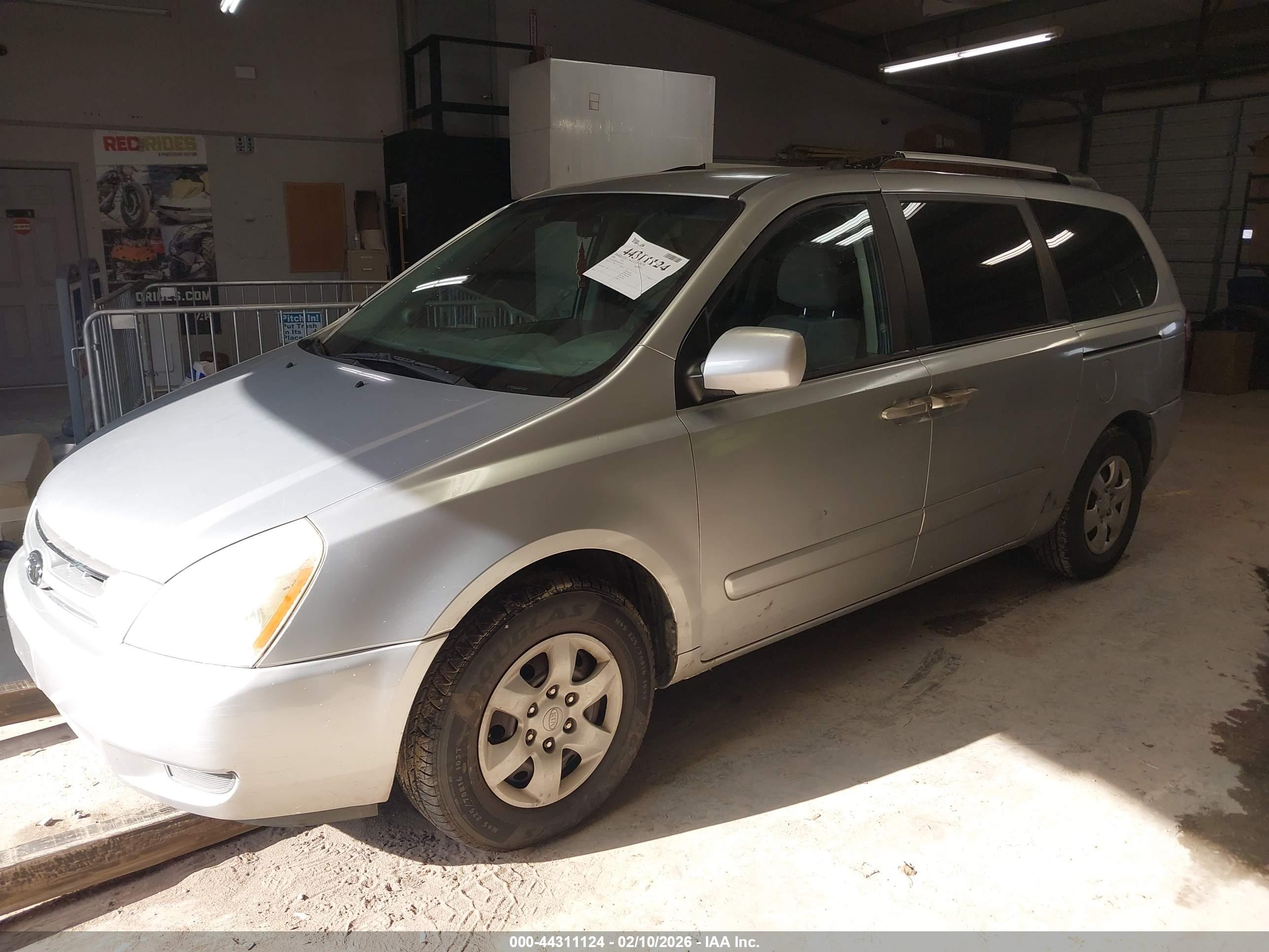 KIA SEDONA image 2