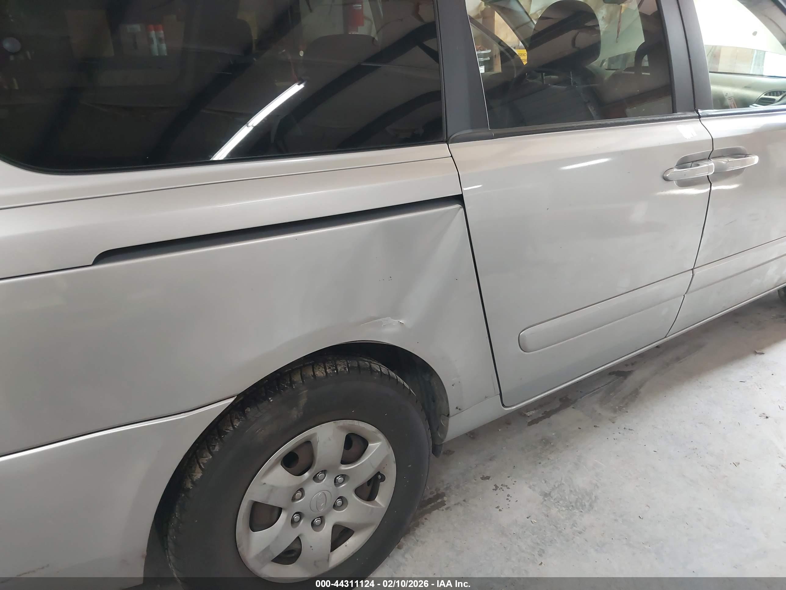KIA SEDONA image 6