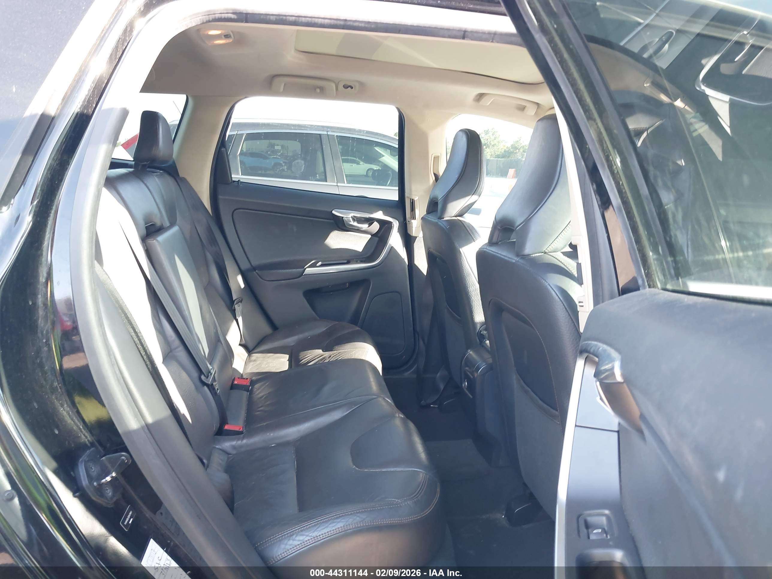 VOLVO XC60 image 8