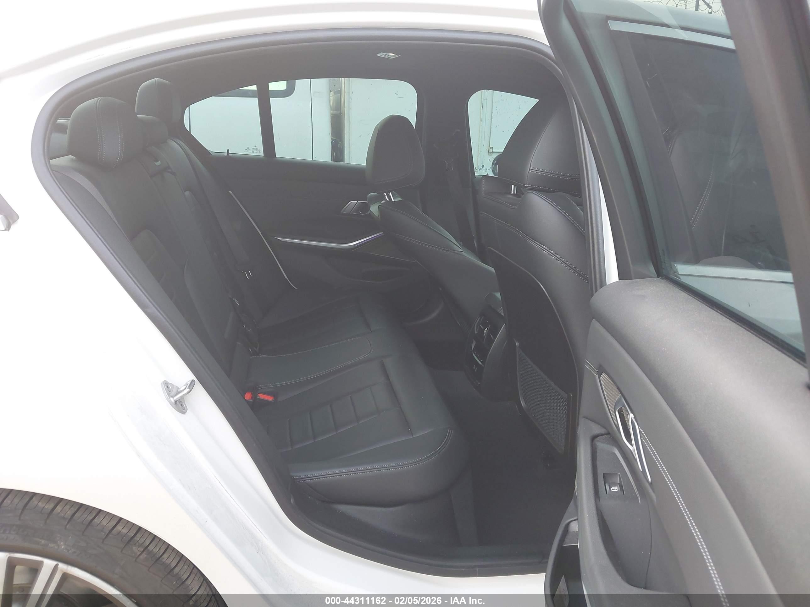 BMW 3 image 8