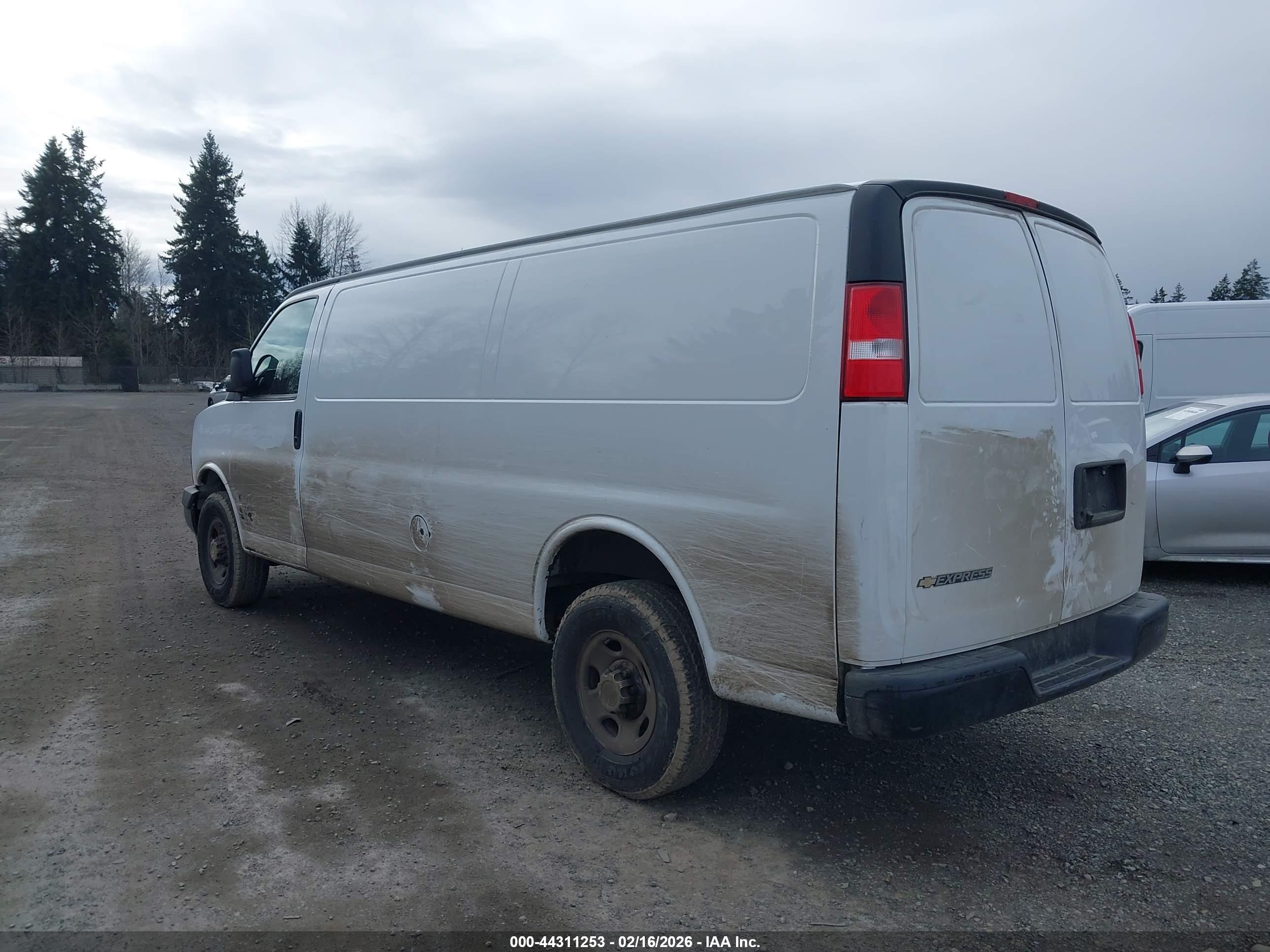 CHEVROLET EXPRESS image 3
