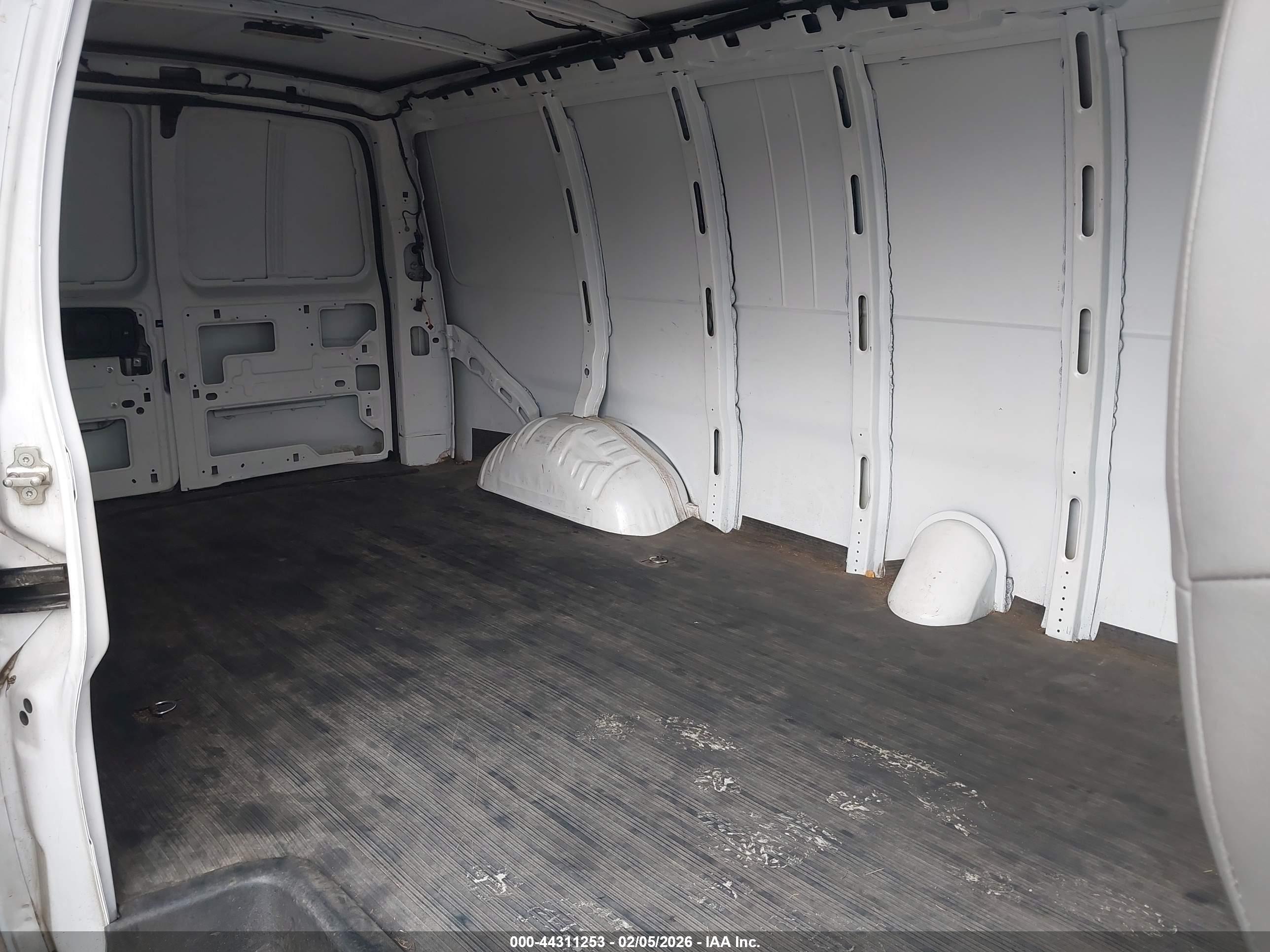 CHEVROLET EXPRESS image 8