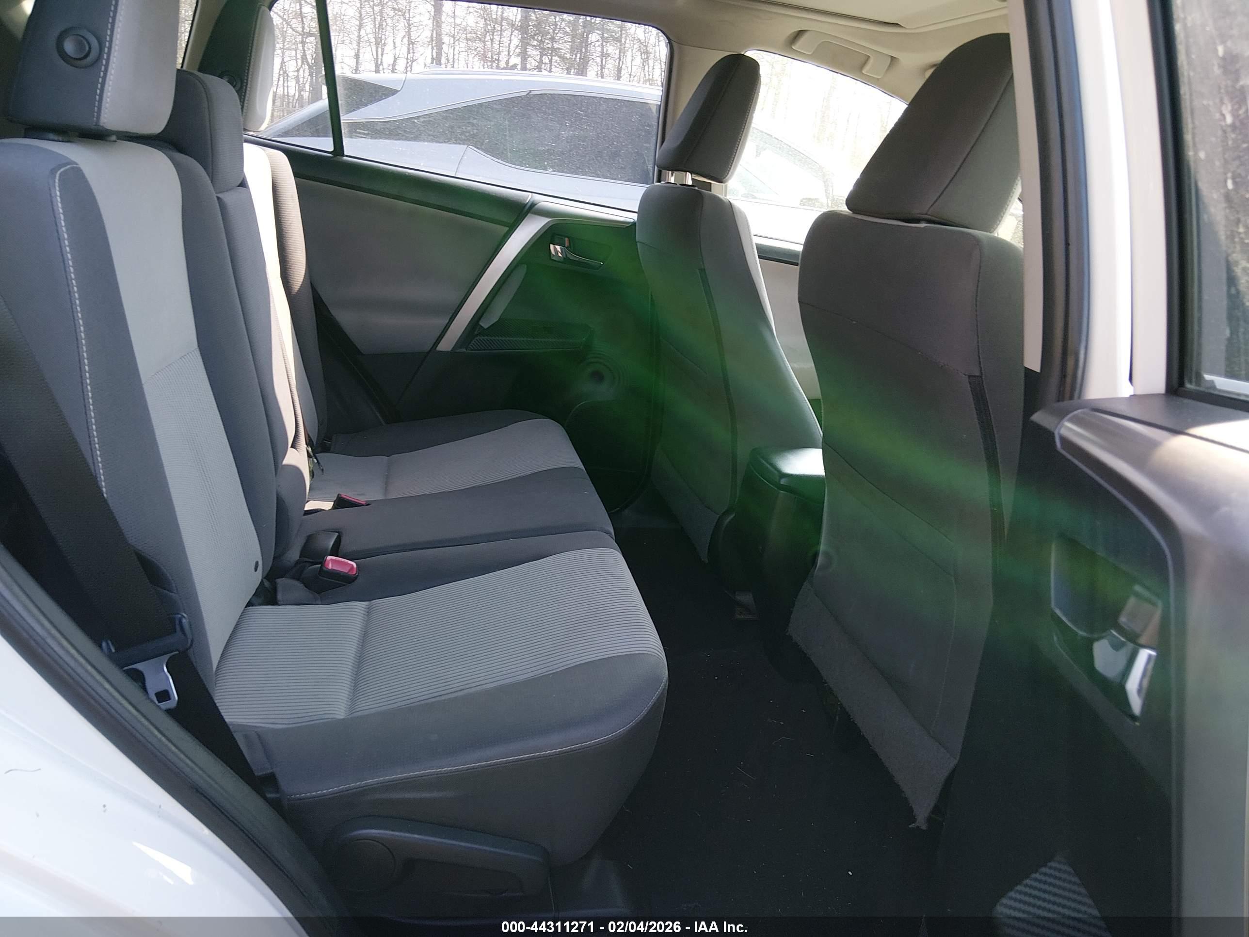 TOYOTA RAV4 image 8
