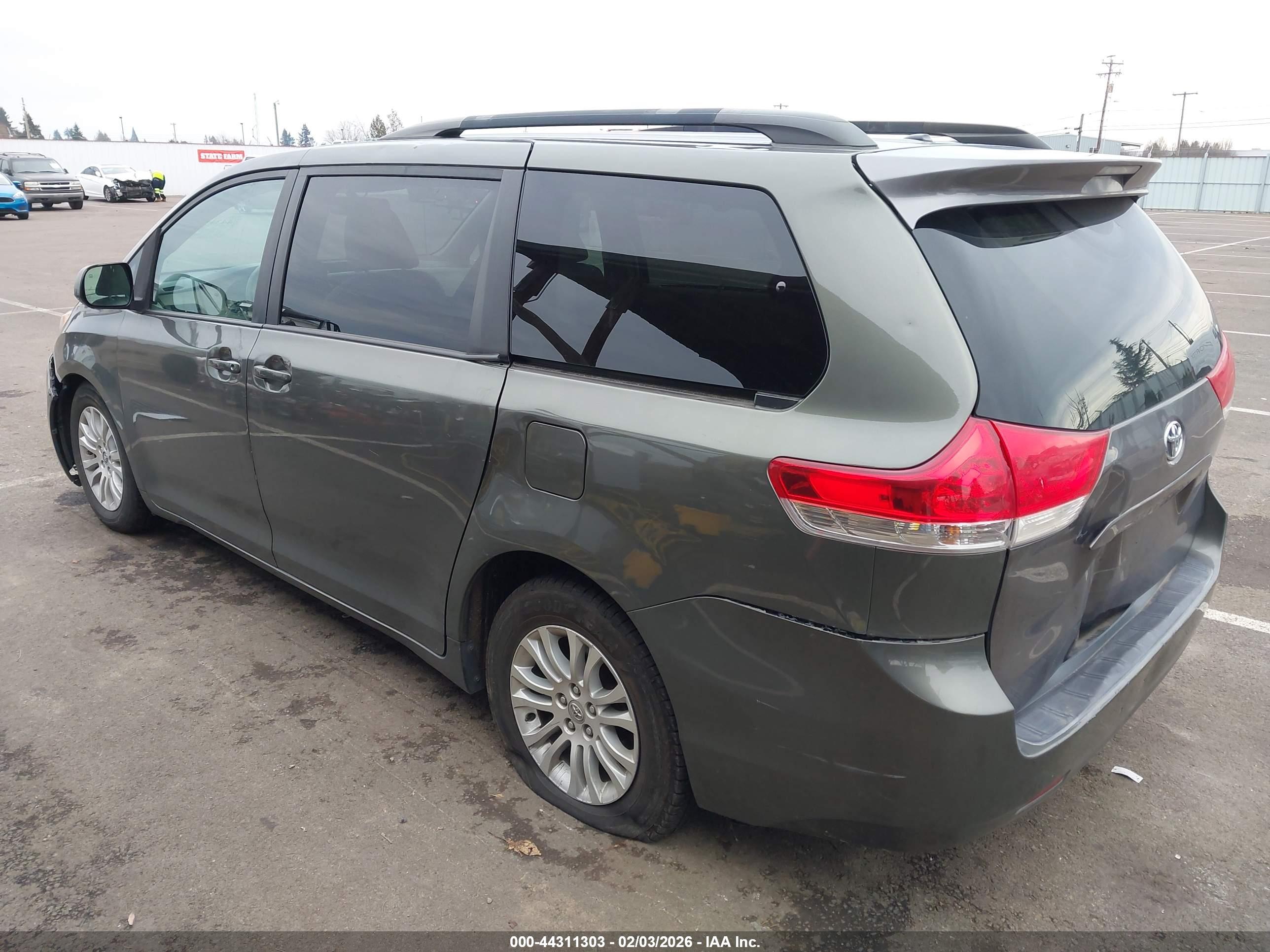 TOYOTA SIENNA image 3