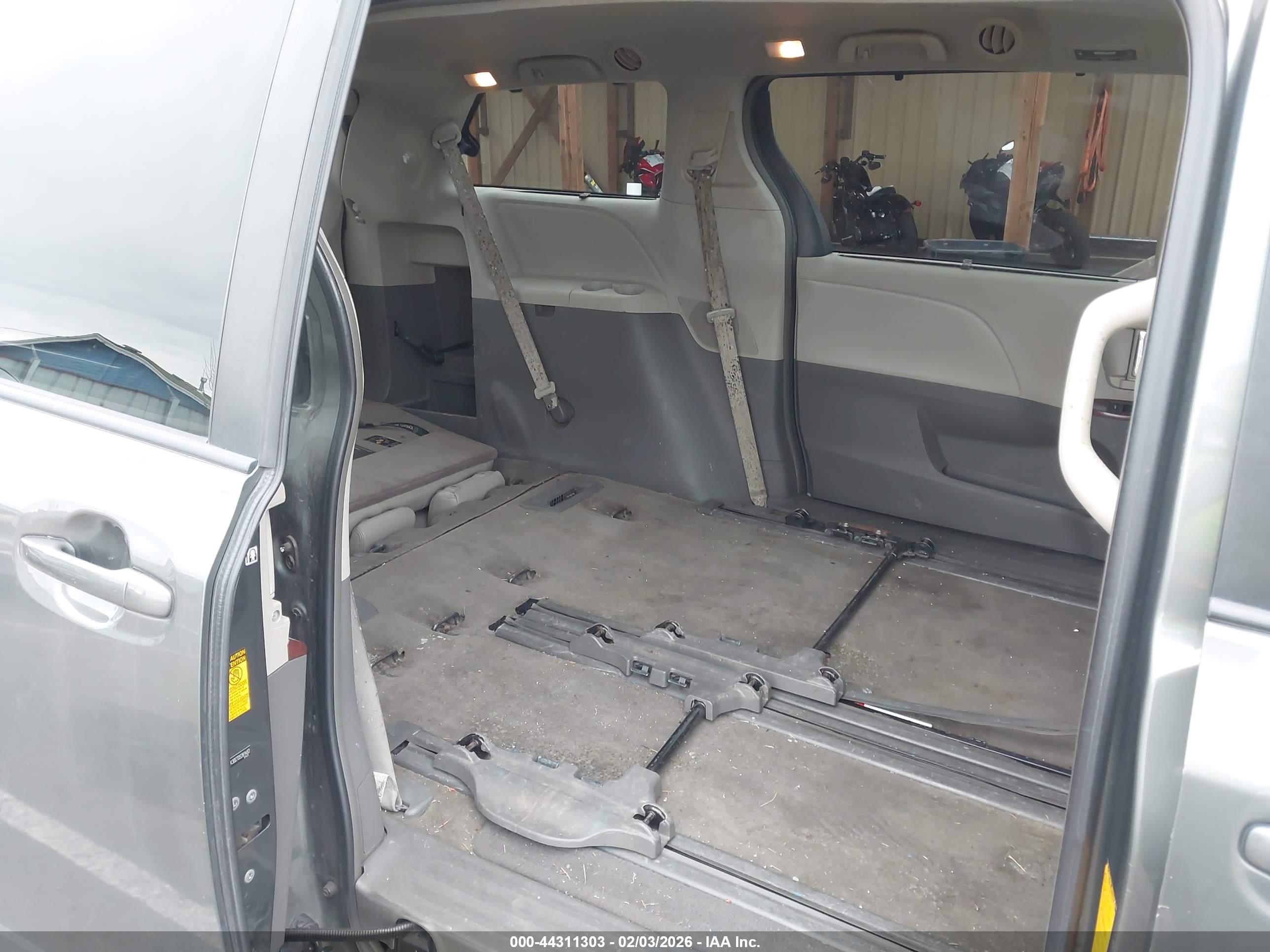 TOYOTA SIENNA image 8