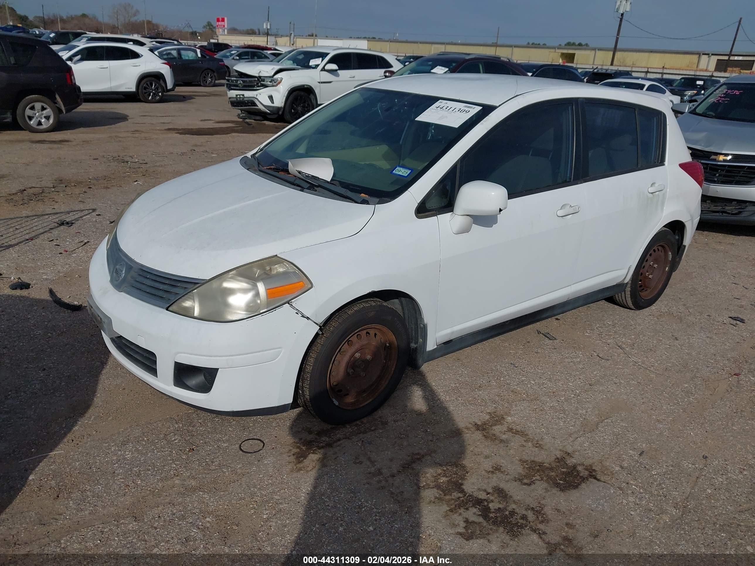 NISSAN VERSA image 2