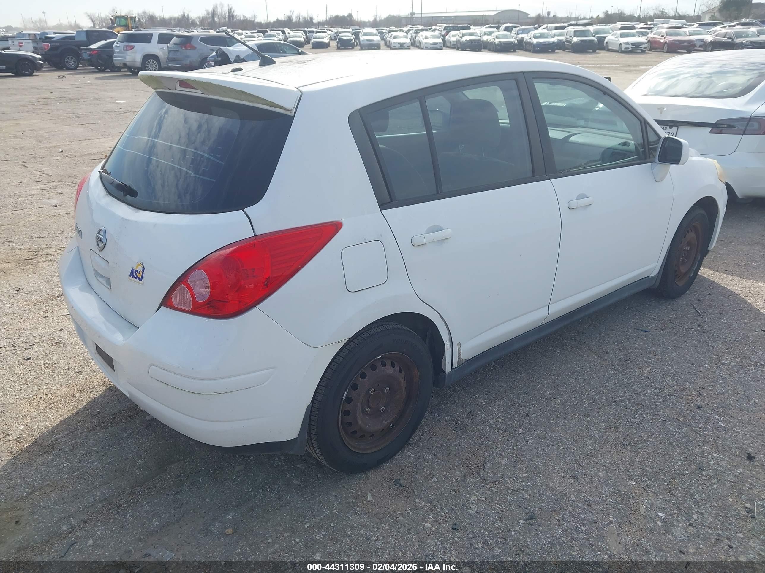 NISSAN VERSA image 4