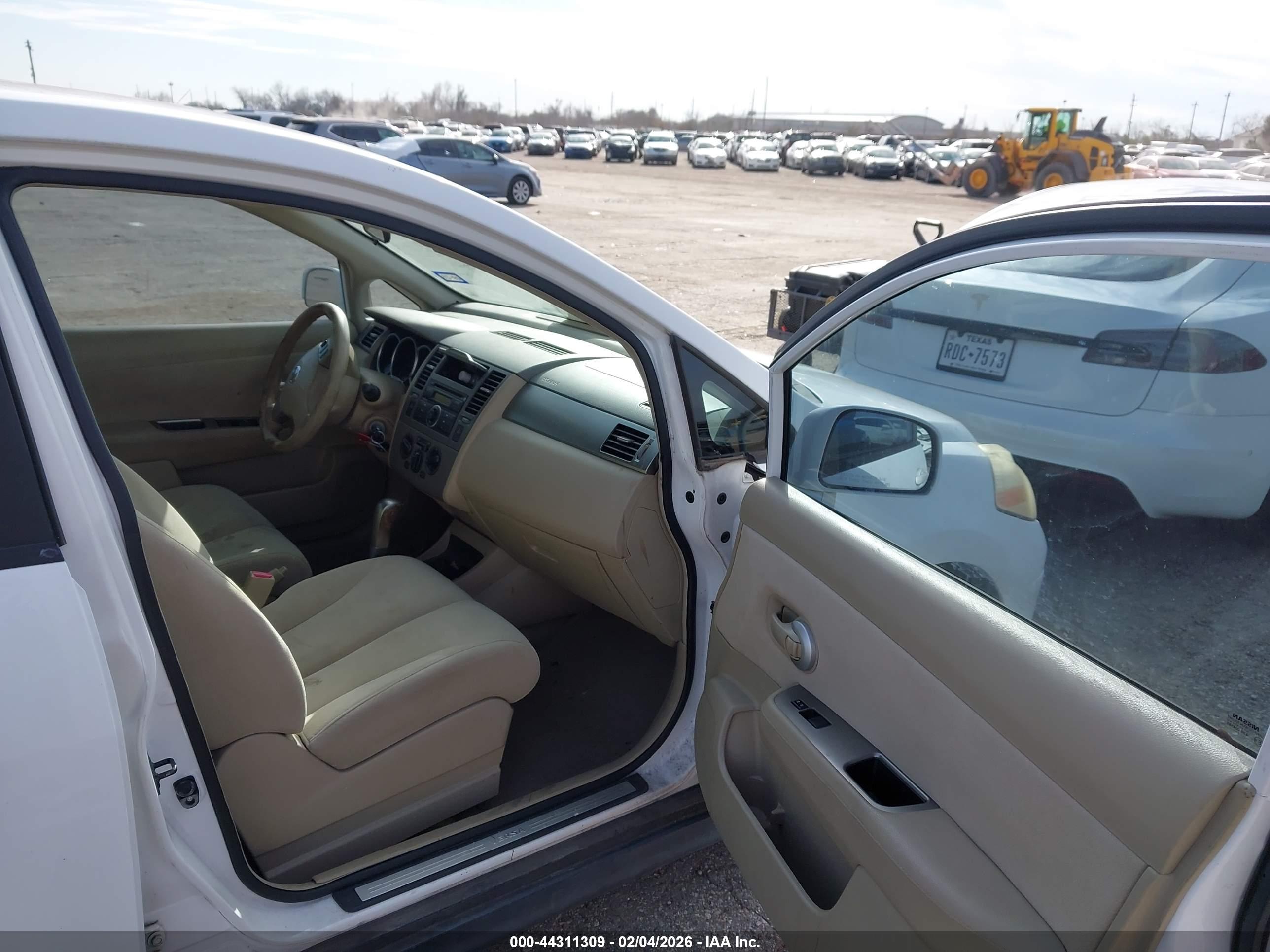 NISSAN VERSA image 5