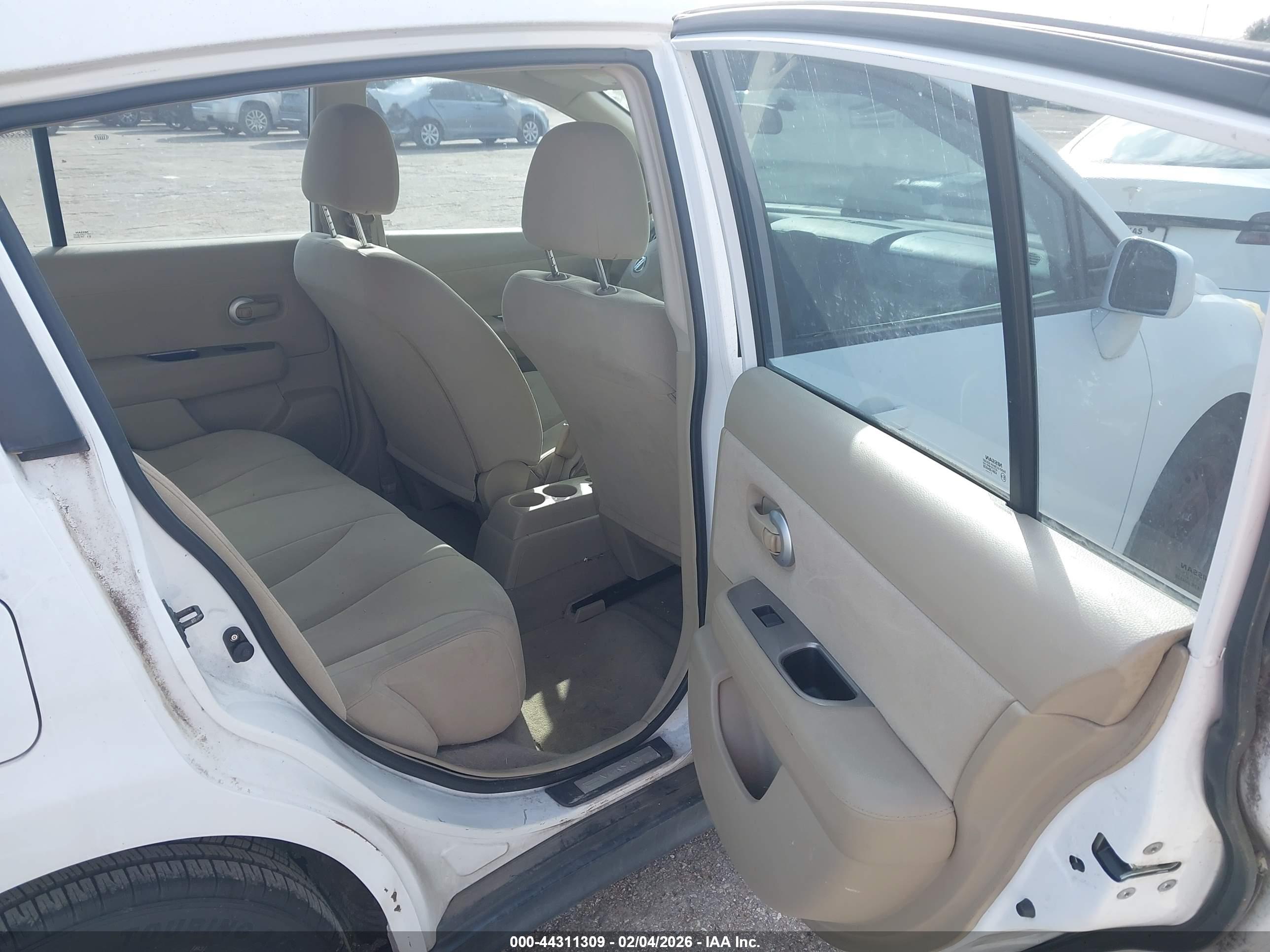 NISSAN VERSA image 8