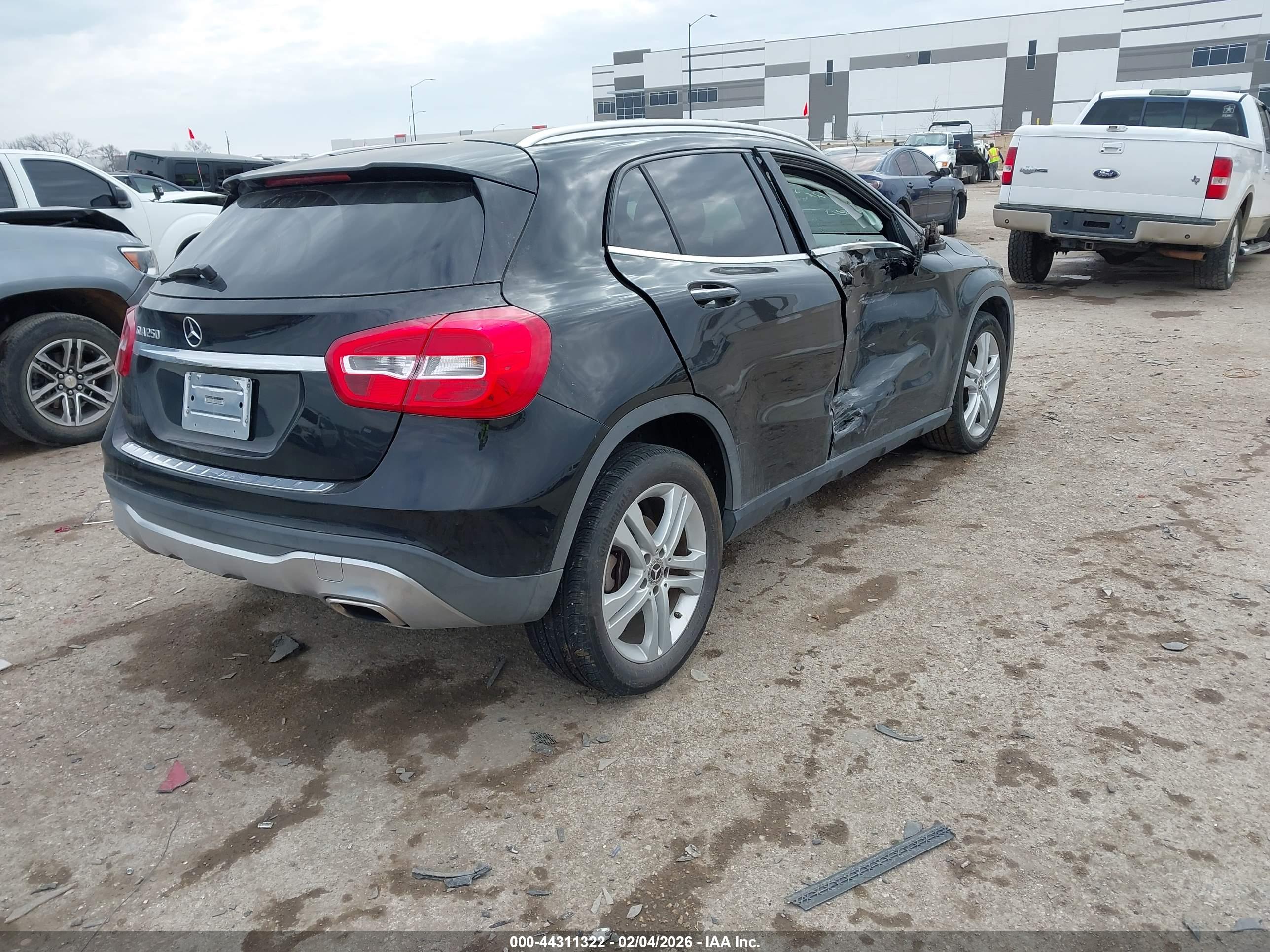MERCEDES-BENZ GLA image 4