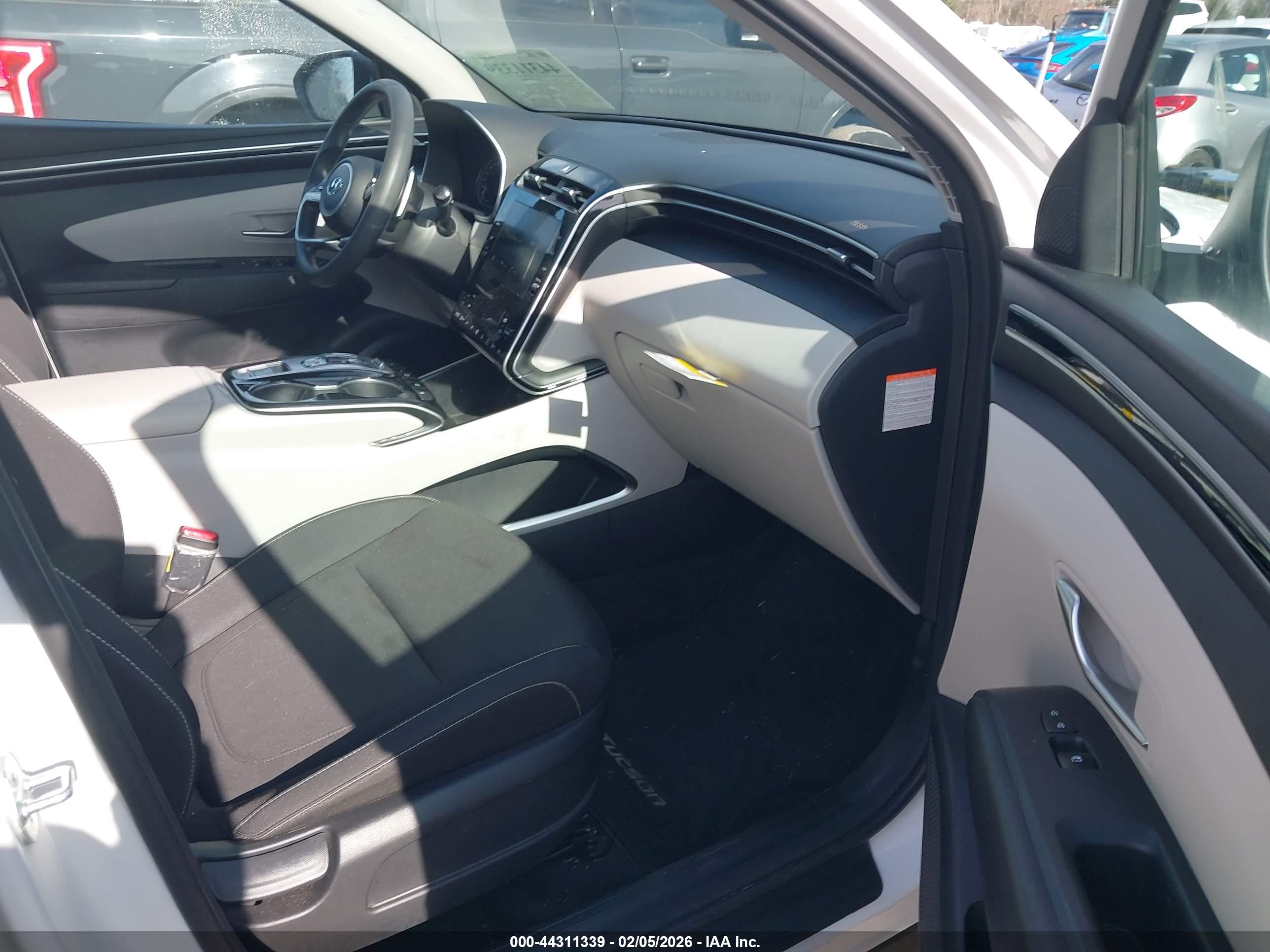 HYUNDAI TUCSON image 5