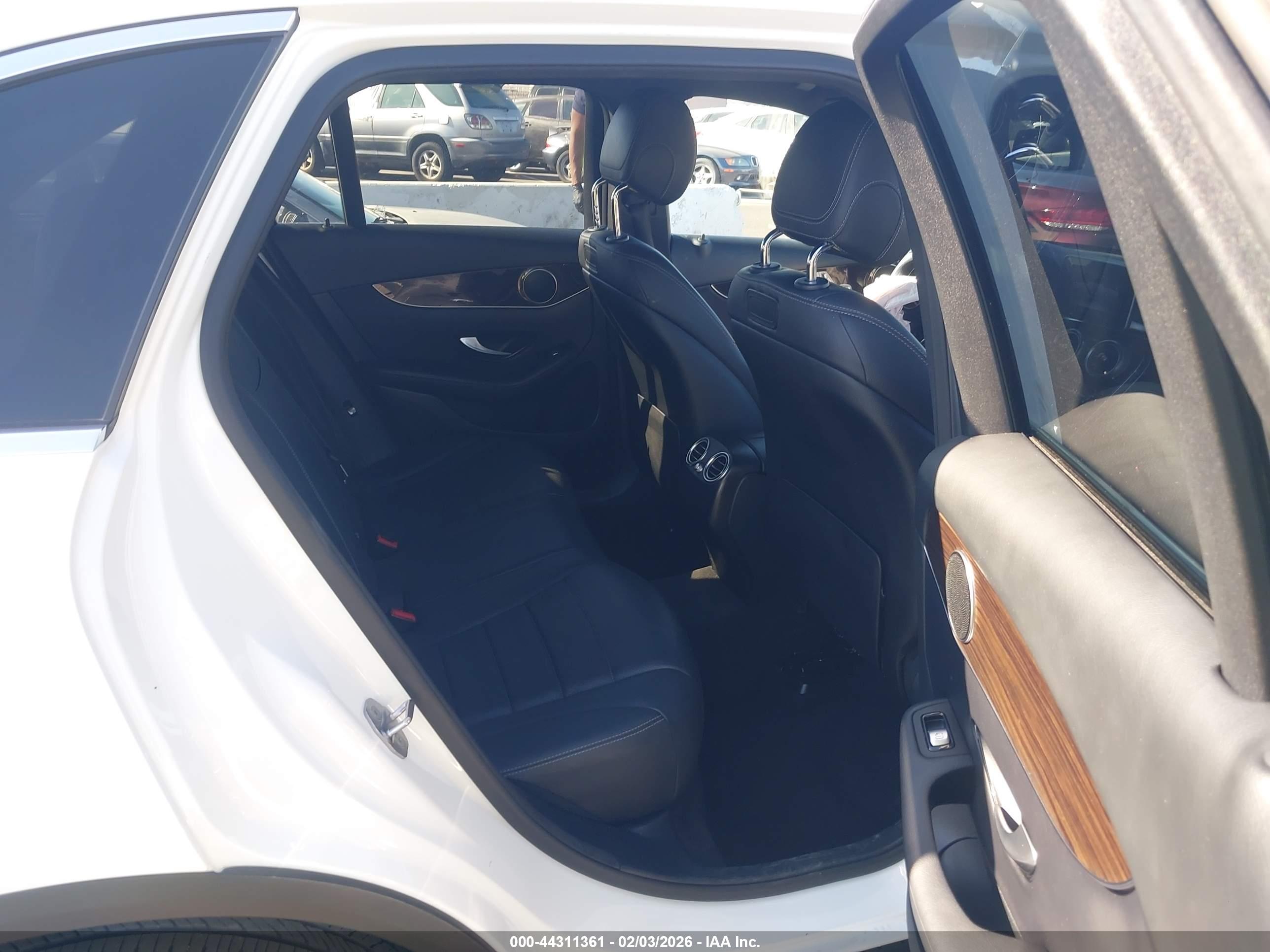 MERCEDES-BENZ GLC image 8