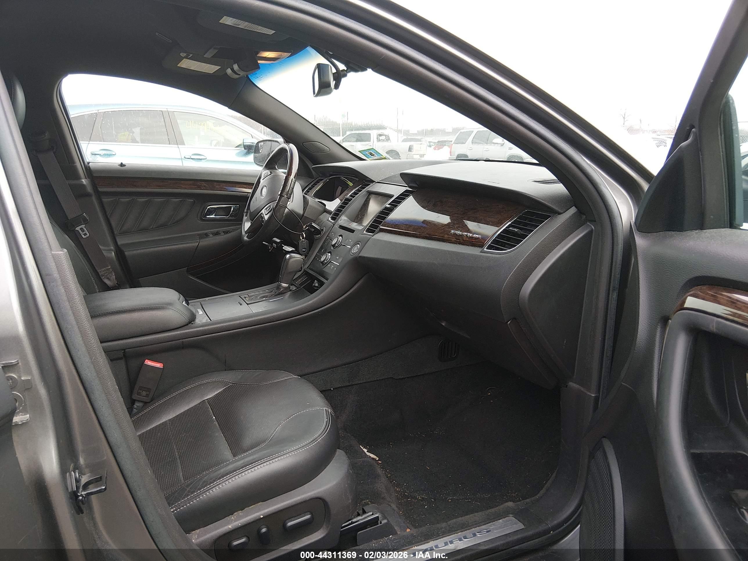 FORD TAURUS image 5