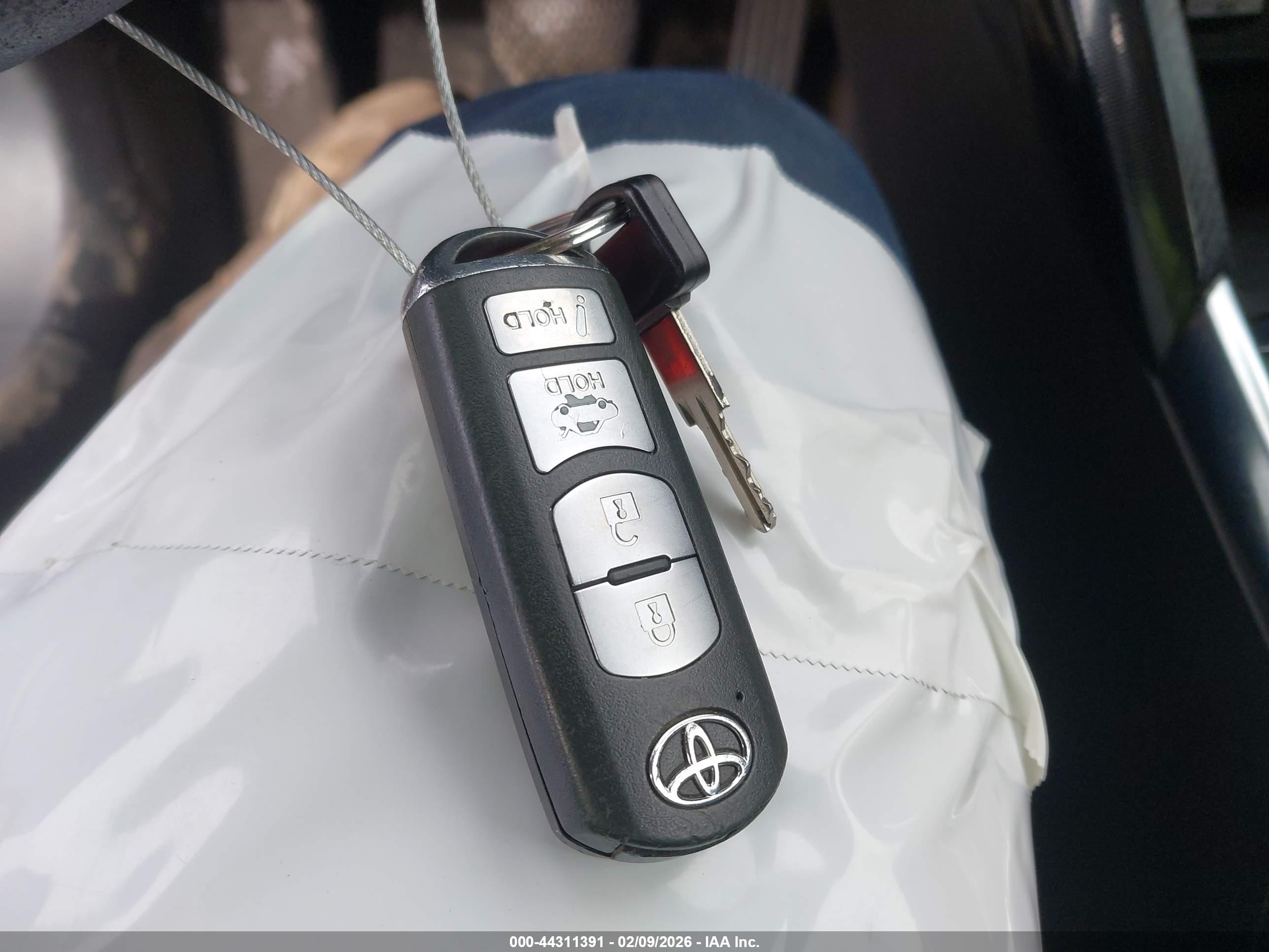 TOYOTA YARIS image 11