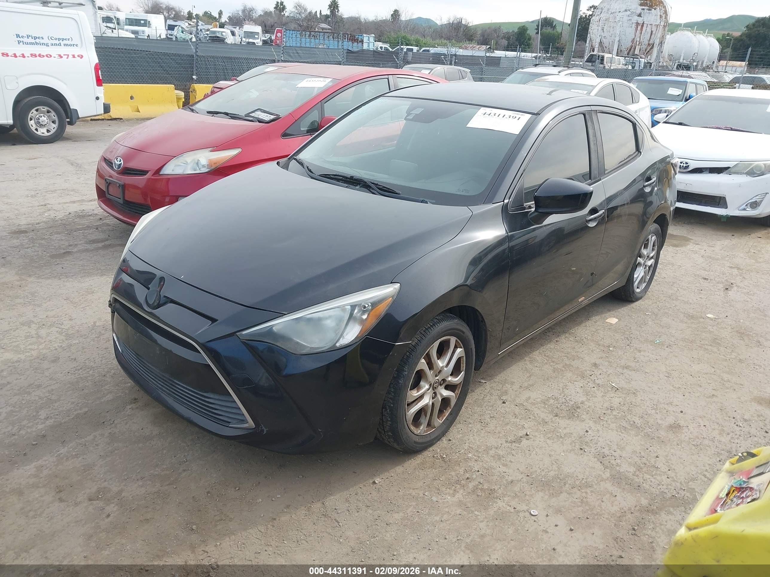 TOYOTA YARIS image 2