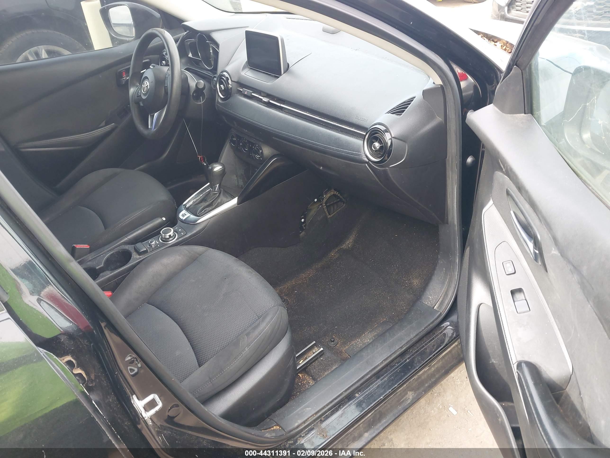 TOYOTA YARIS image 5