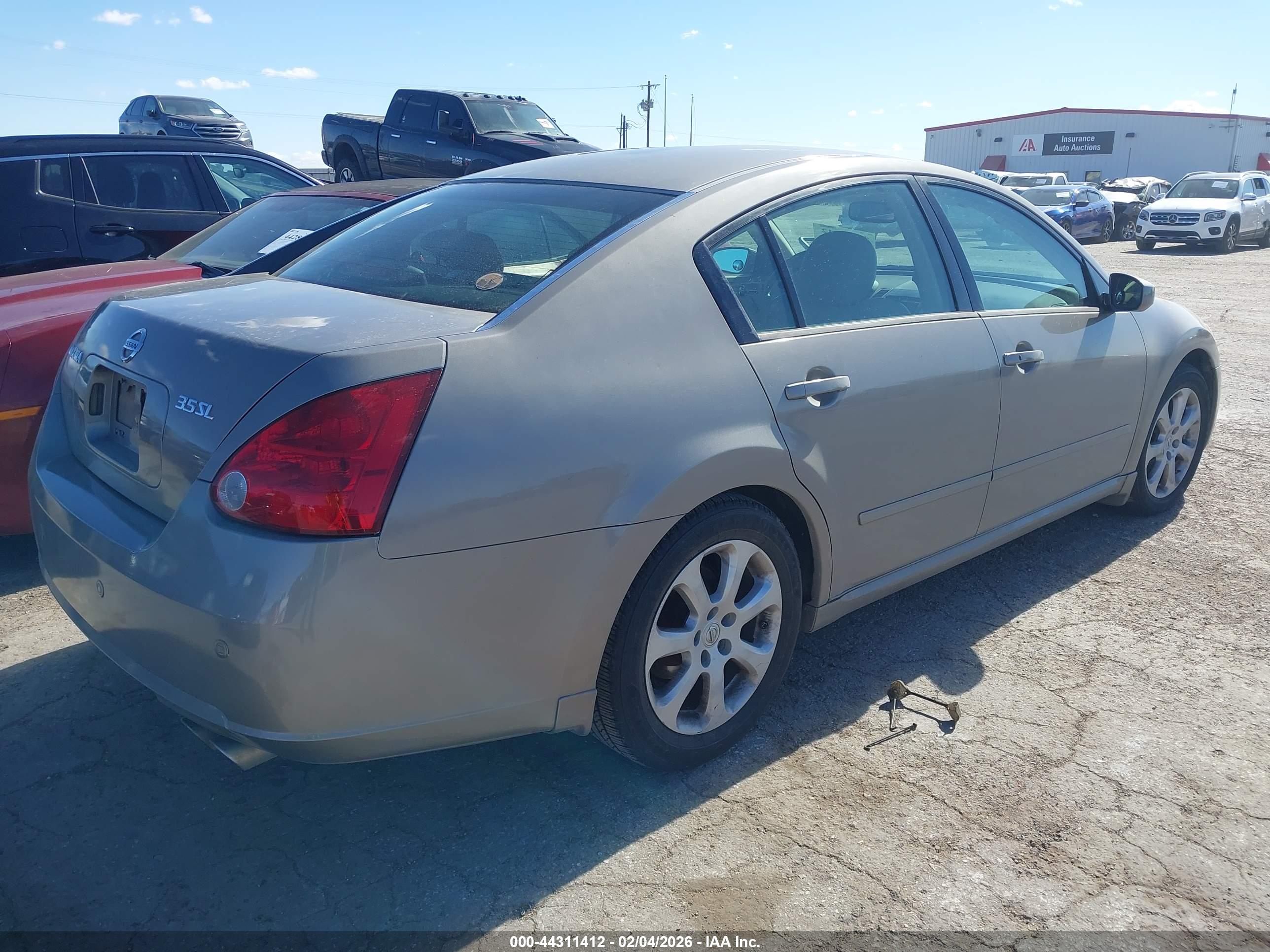 NISSAN MAXIMA image 4