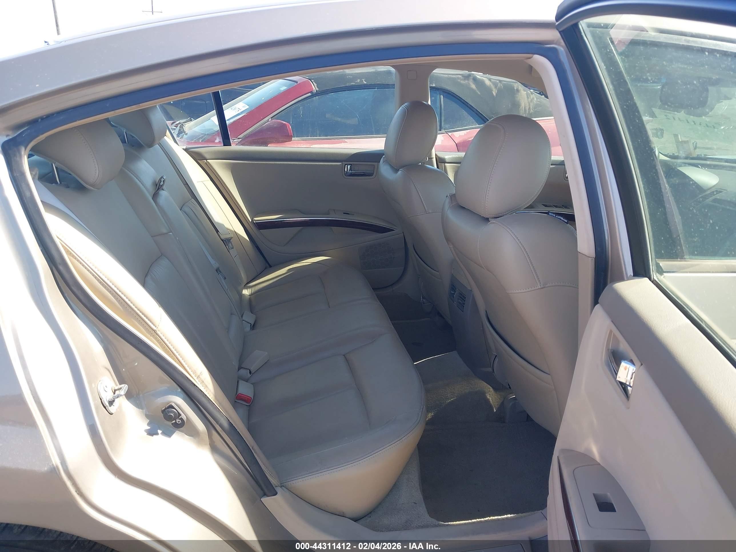 NISSAN MAXIMA image 8