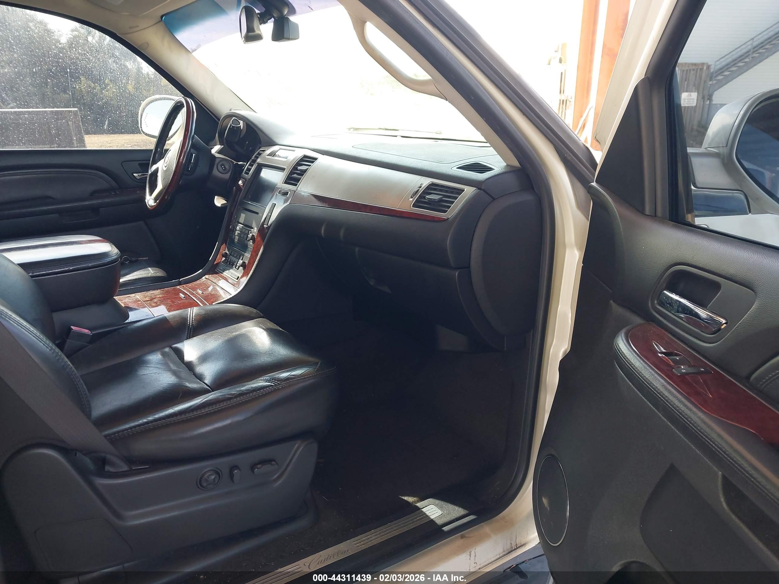 CADILLAC ESCALADE image 5