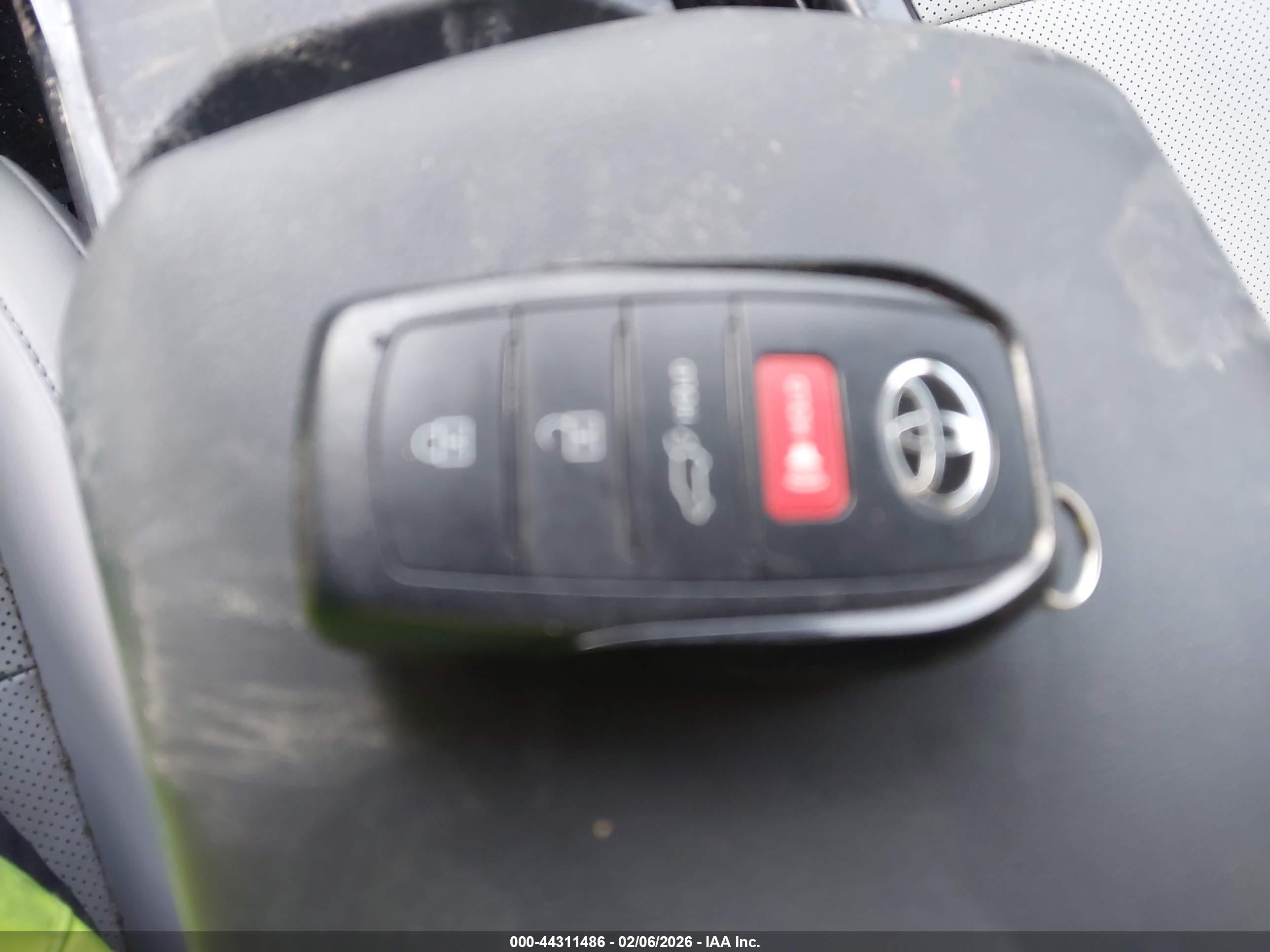 TOYOTA PRIUS image 11