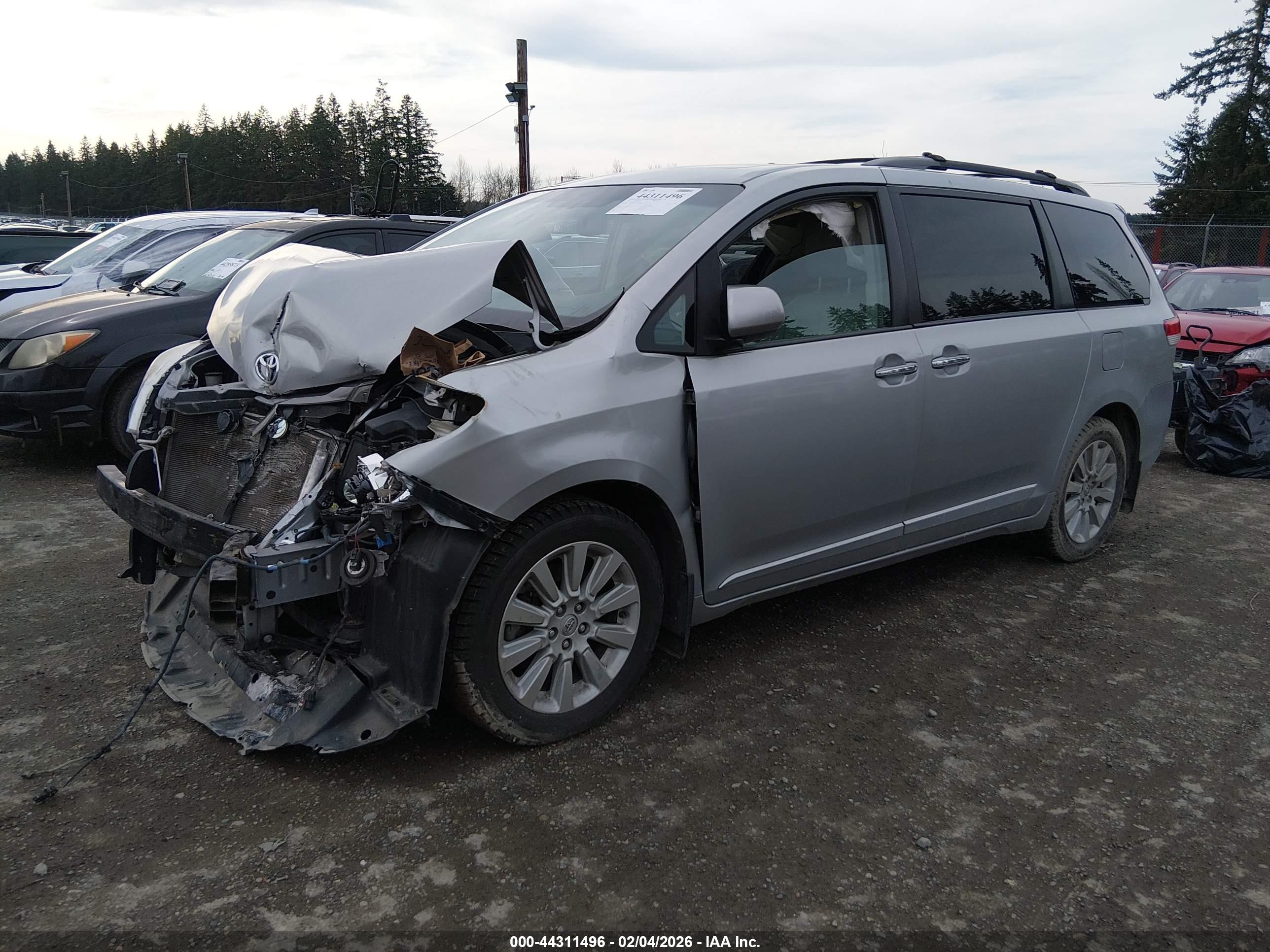 TOYOTA SIENNA image 2