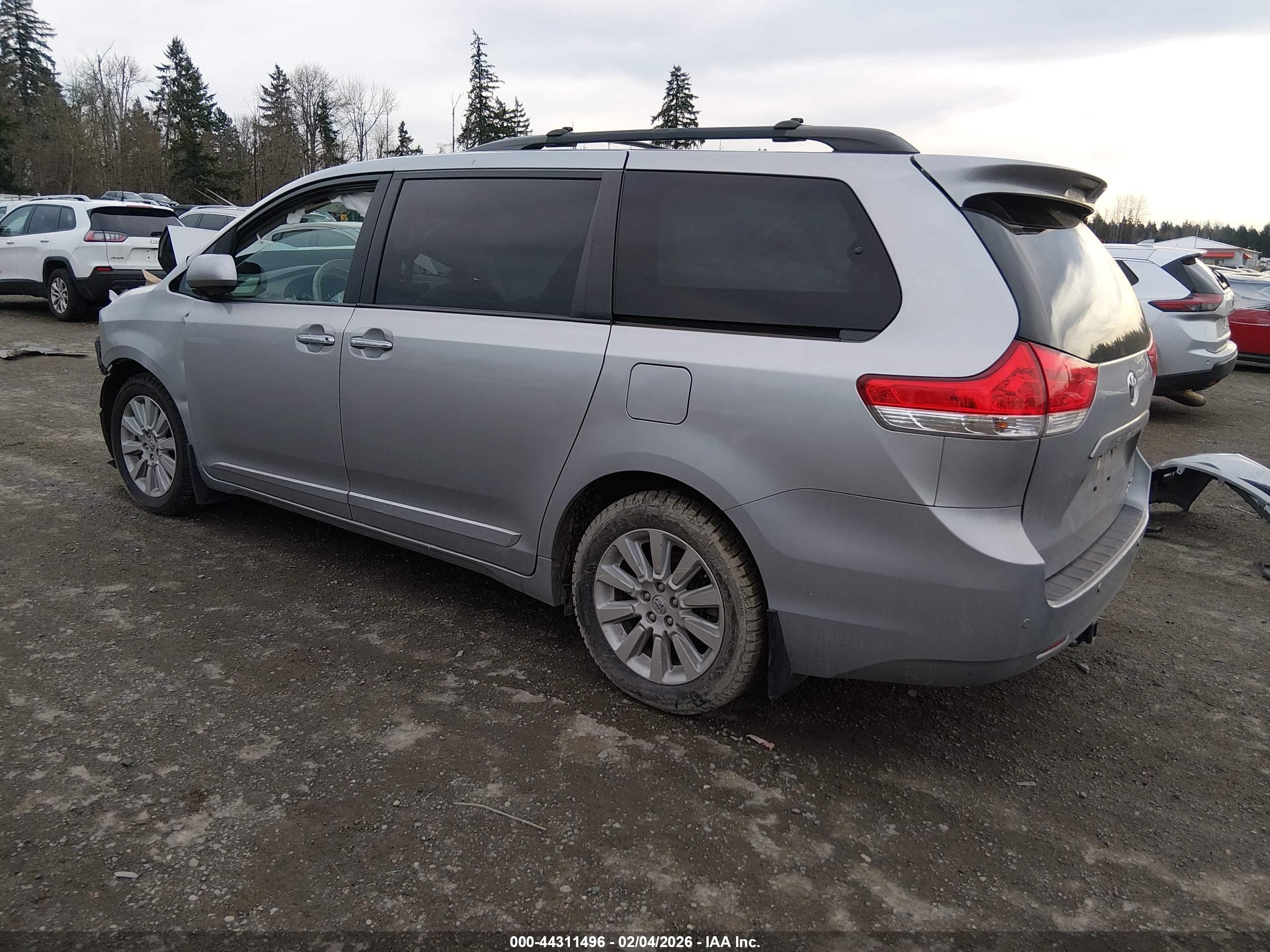 TOYOTA SIENNA image 3