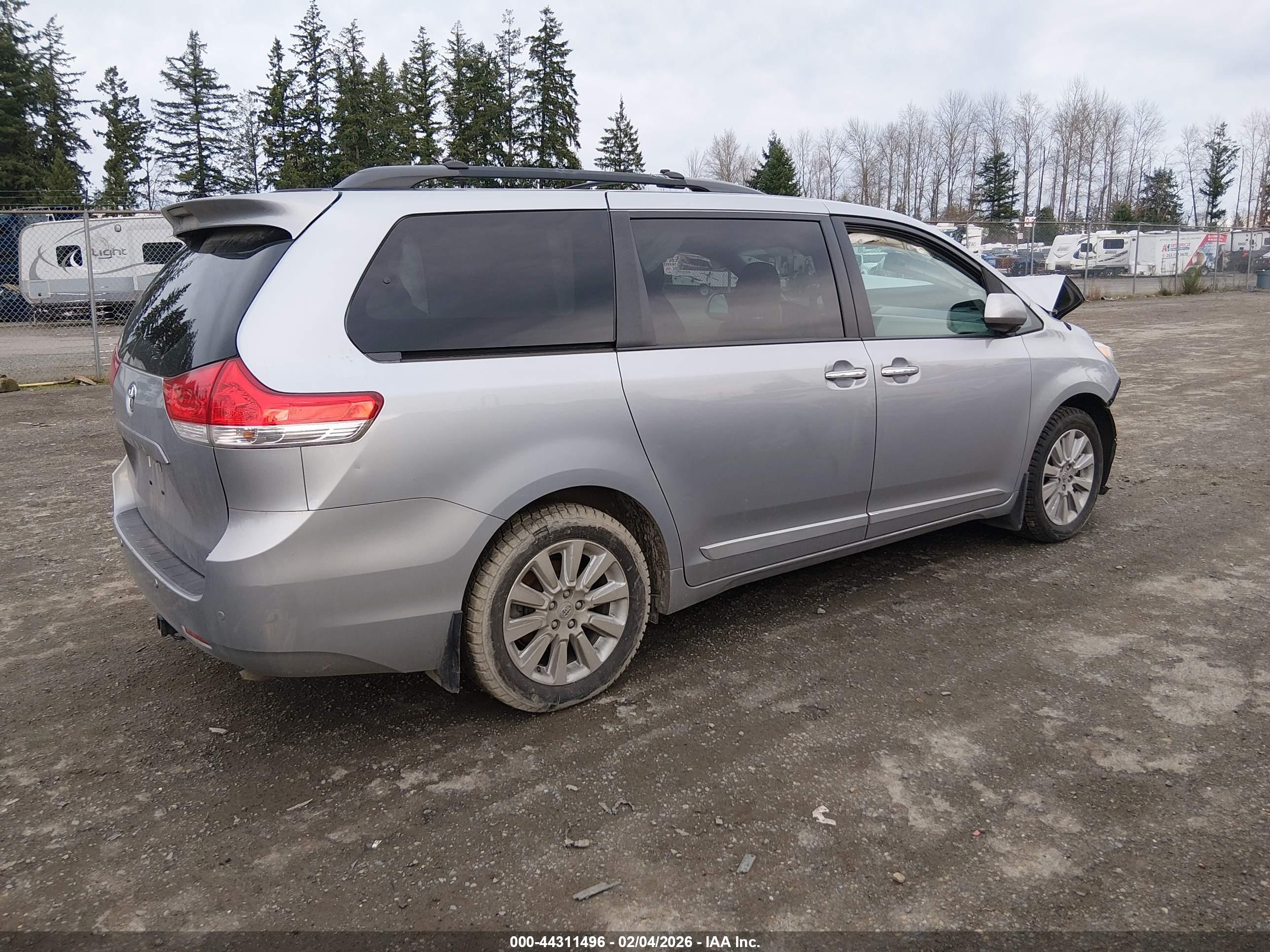 TOYOTA SIENNA image 4