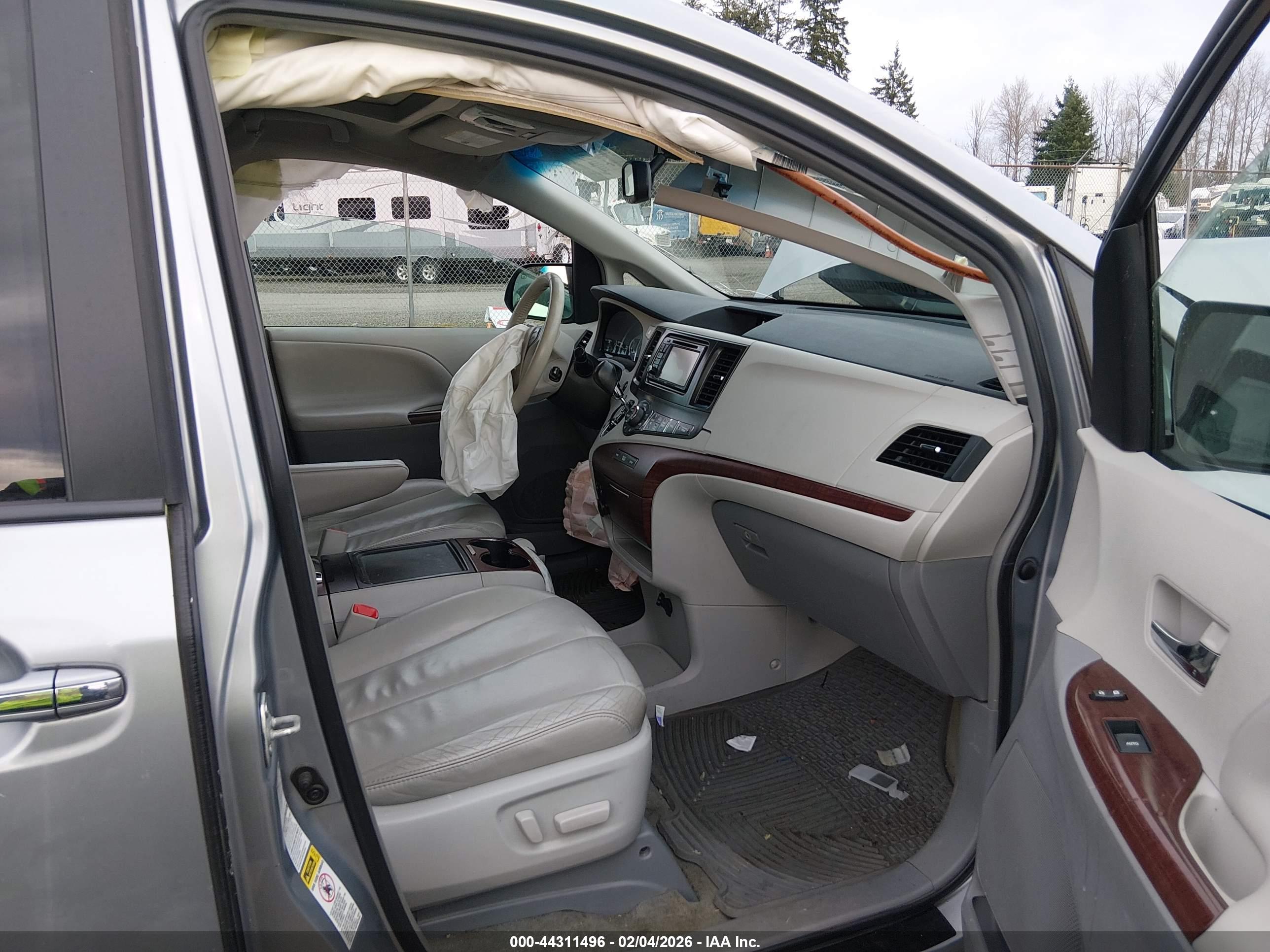 TOYOTA SIENNA image 5