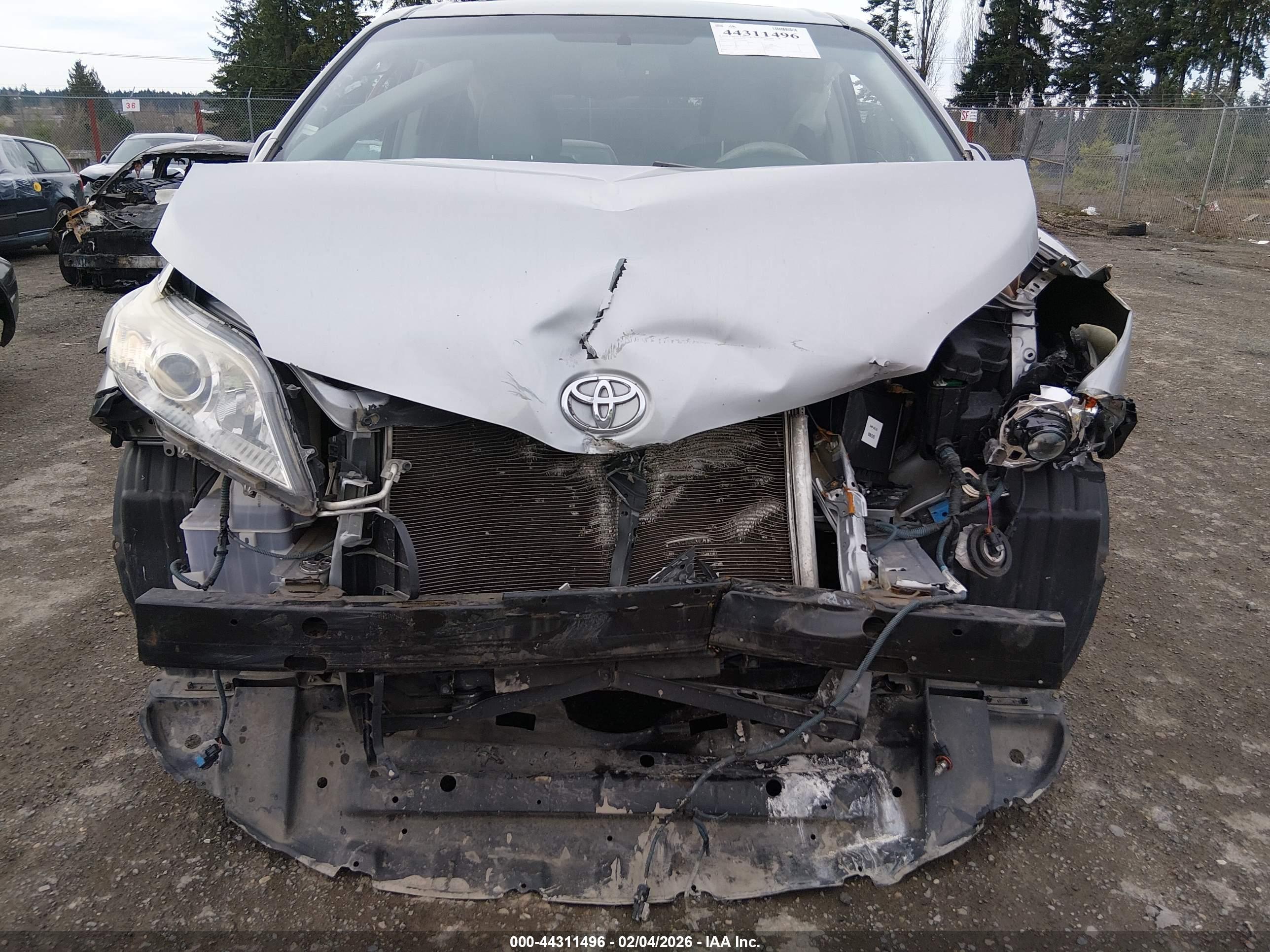 TOYOTA SIENNA image 6